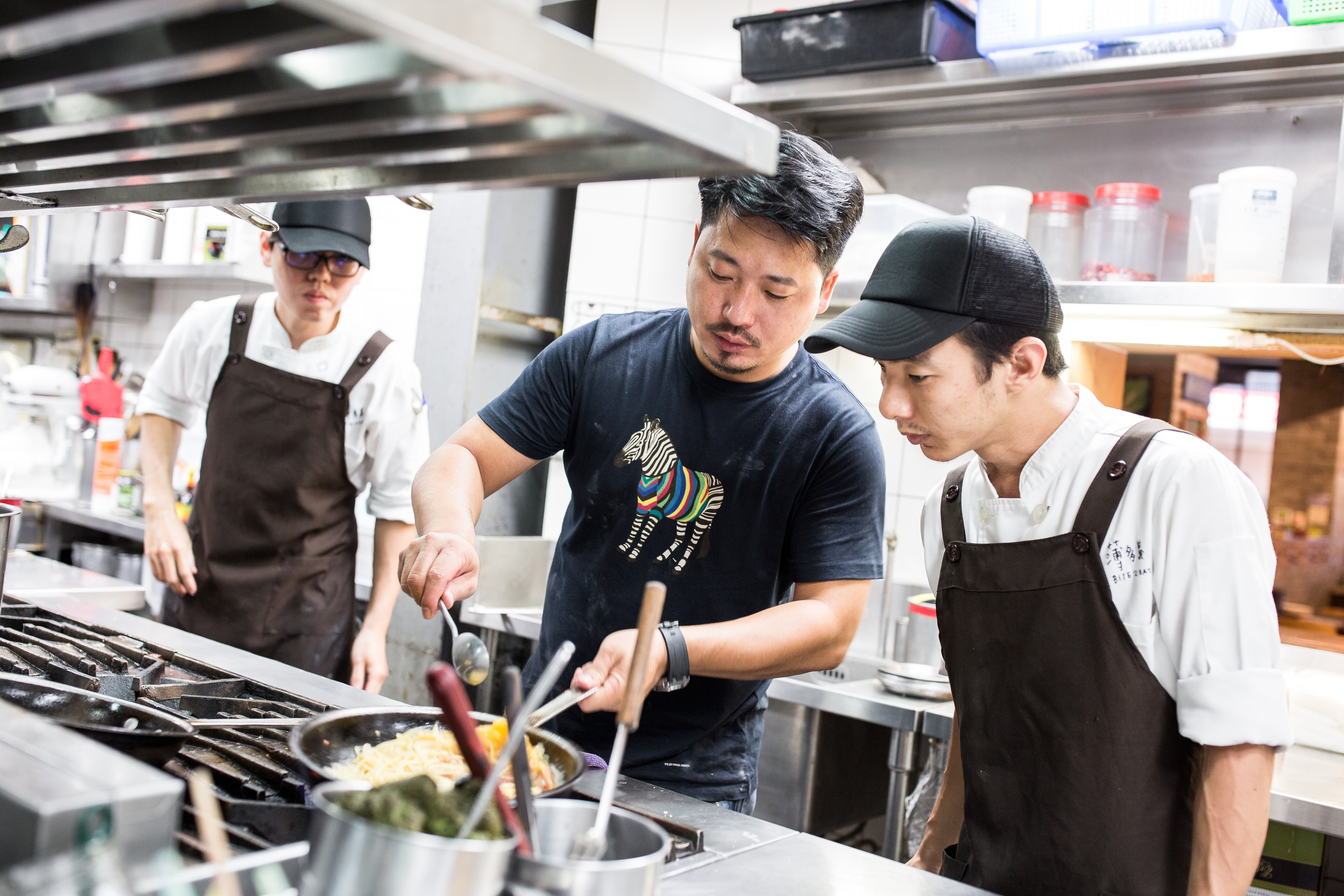 為了做出正統義大利料理，薄多義老闆湯皓雄（中）每年都會送師傅去義大利或日本考察學習。