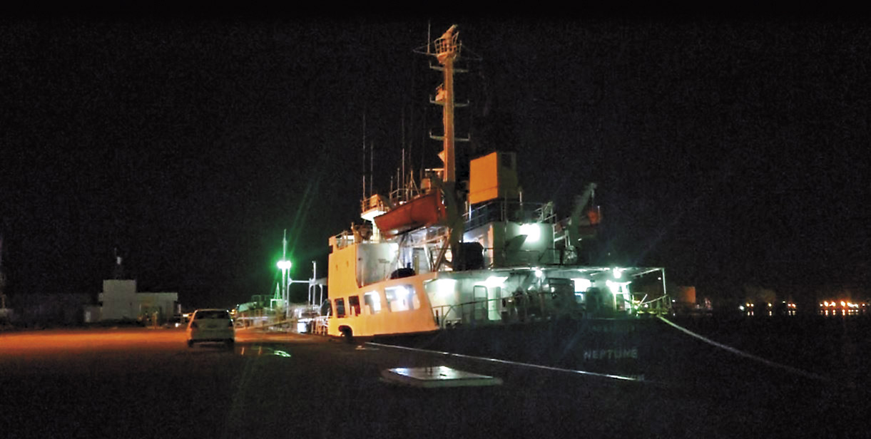 船齡35年的獅子山籍單殼油輪海王星號，利用深夜進入台中港，船員摸黑進行加油。