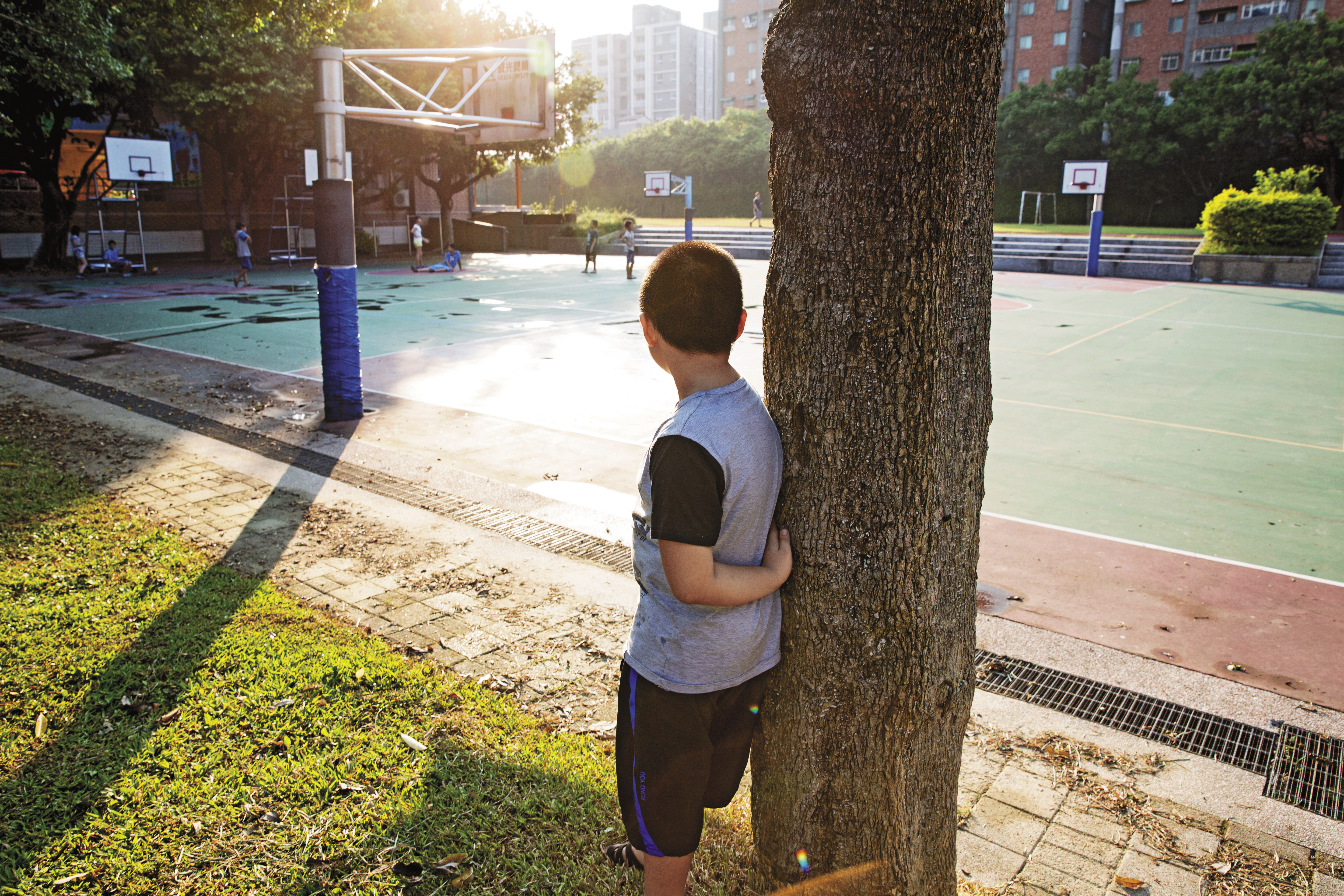 小寶看著其他同齡的孩子們玩耍，背影透出一絲絲落寞。
