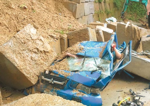 去年6月豪大雨造成私人擋土牆坍塌，壓死底下在貨車避雨的2名工人，地主也被判刑6個月。