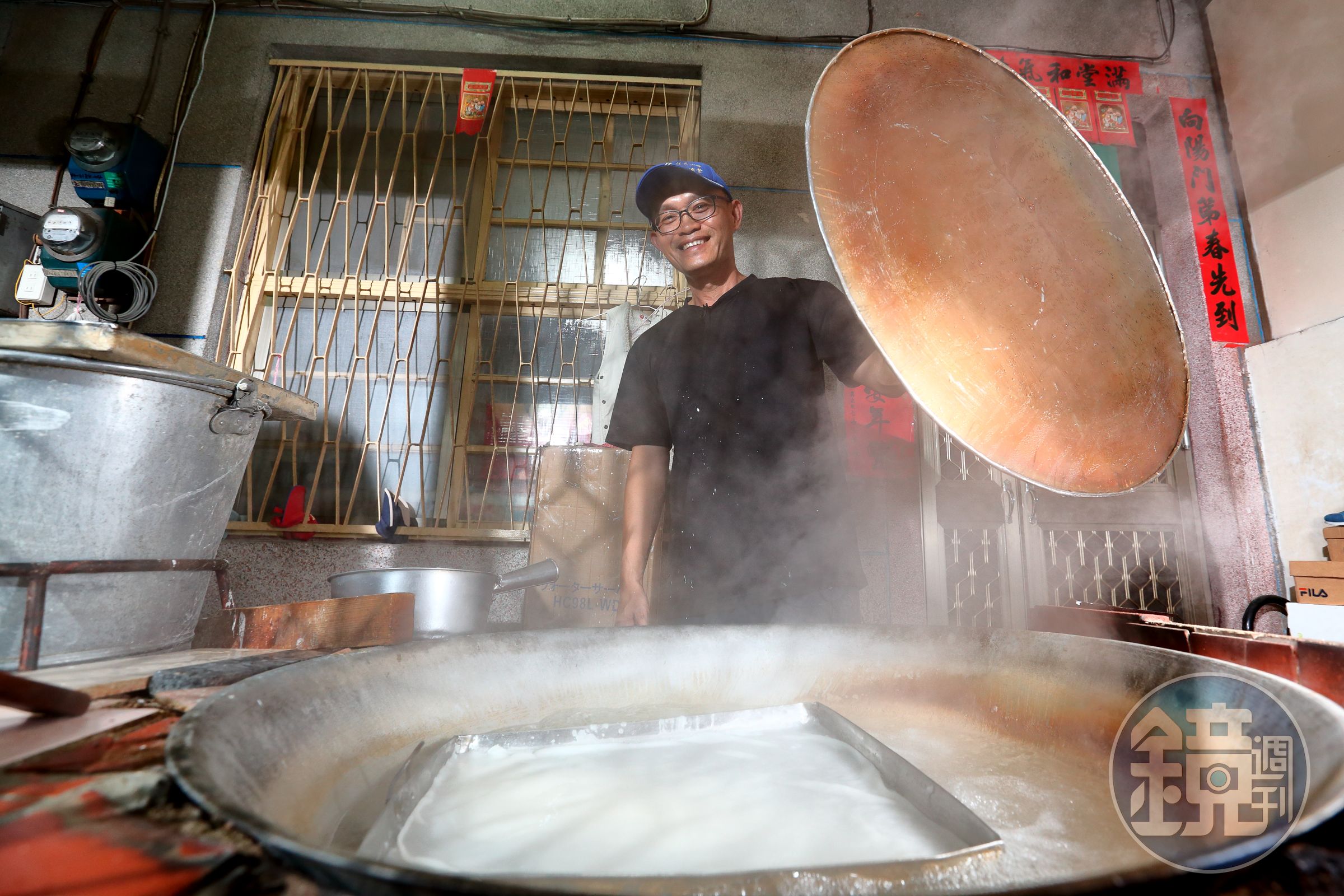 佳冬阿志粄條店負責人蕭凱嶸至今仍延續阿公時代，使用大灶蒸煮純手工粄條。