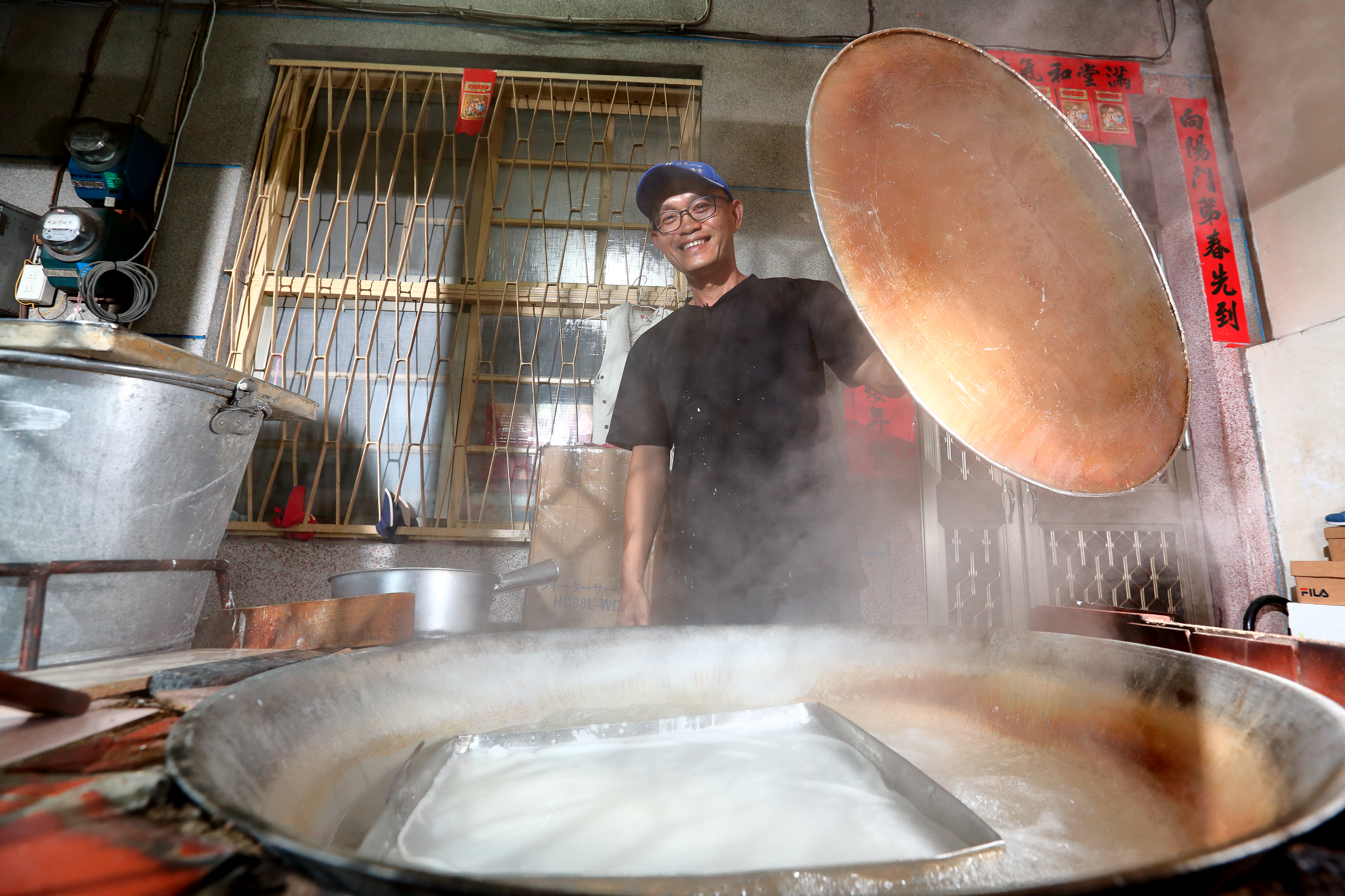 佳冬阿志粄條店負責人蕭凱嶸至今仍延續阿公時代，使用大灶蒸煮純手工粄條。