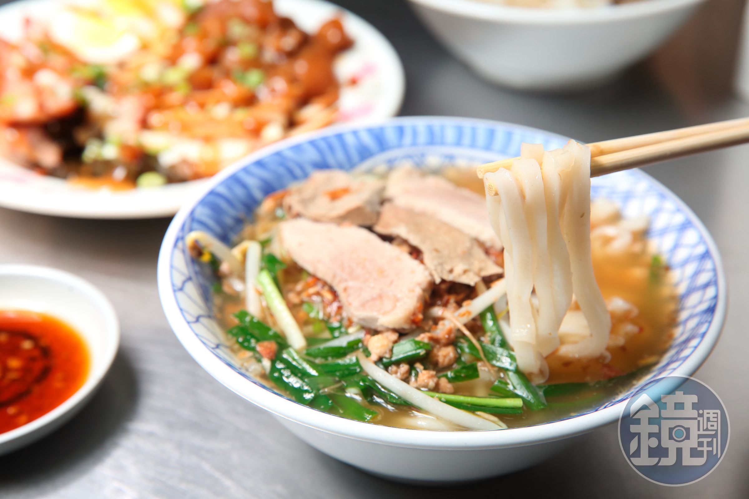 佳冬阿志粄條店的純米手工粄條口感Q，搭配鮪魚肉燥湯頭，滋味鮮甜。(45元/碗)