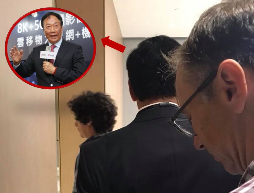 郭台銘悄悄現身賈伯斯劇院，被台灣媒體拍到他的背影。（圖片來源：mashdigi.com）