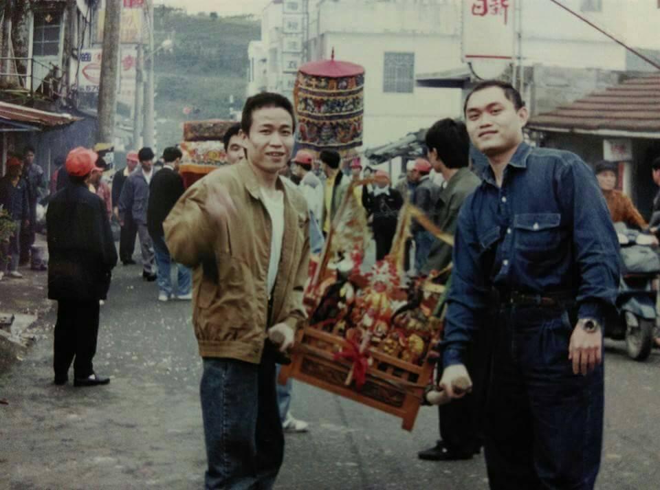 蕭凱嶸(右1)年少輕狂時曾參加廟會陣頭。翻攝阿志粄條臉書