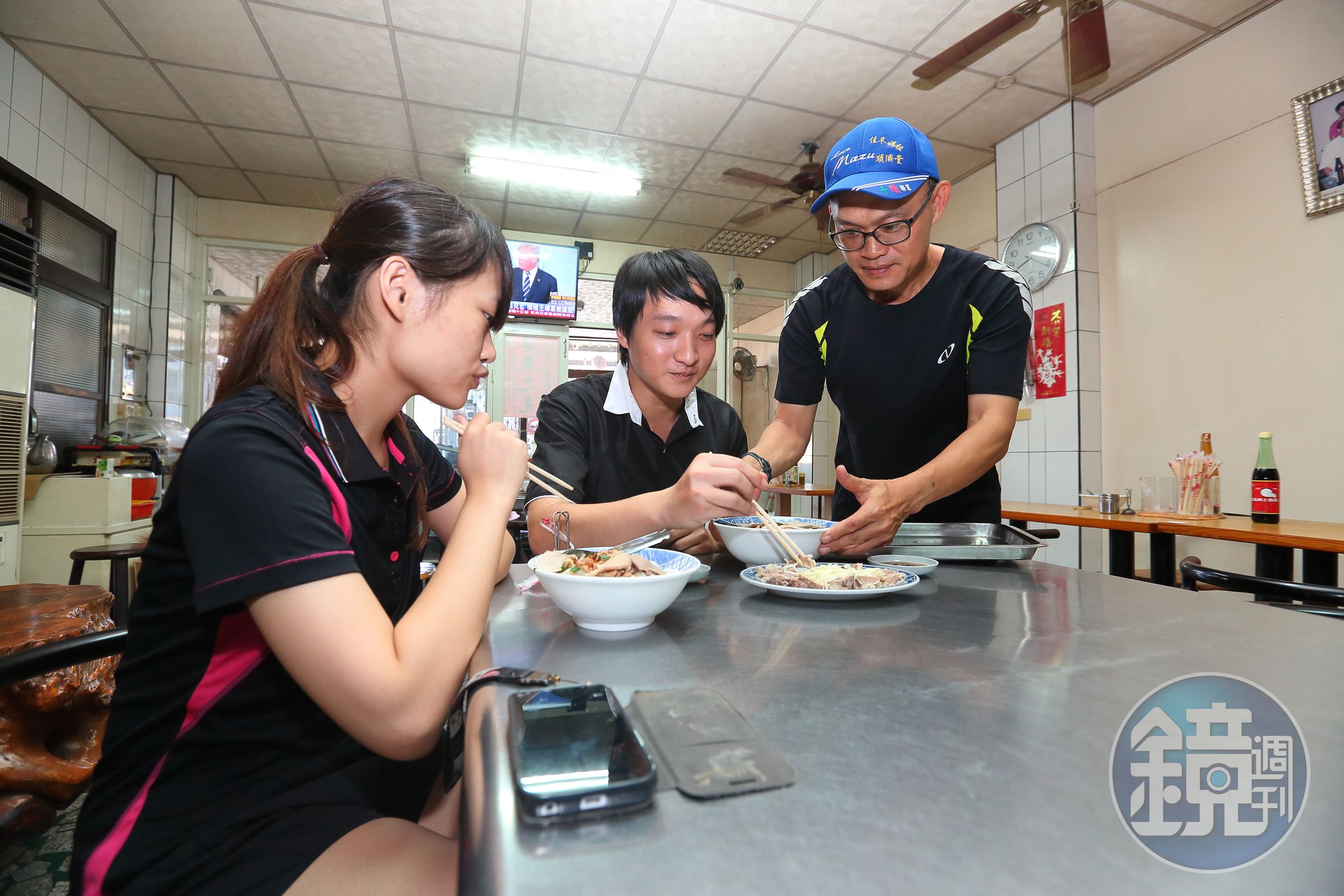 佳冬居民會把粄條當早餐，搭配小菜，份量十足。