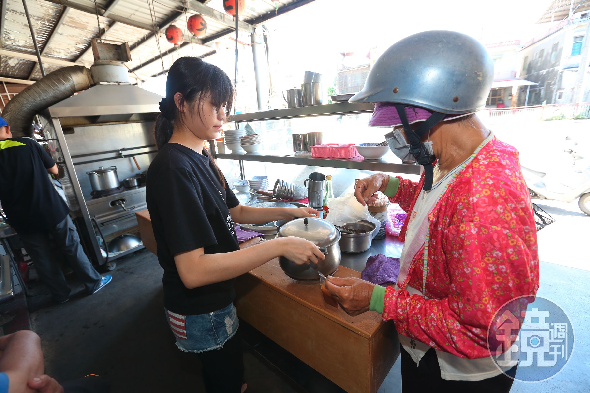 當地居民會直接拿鍋子來裝盛購買的粄條。