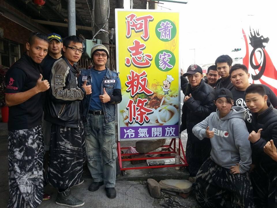 九天民俗技藝團團員也愛吃佳冬阿志粄條,團員熱情和蕭凱嶸(左4)合照。(蕭凱嶸提供)
