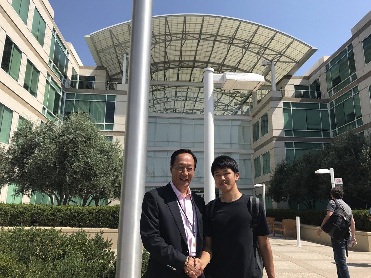 在iPhone新機發表會場外，郭台銘巧遇前員工，兩人還合影留念。（網友提供）