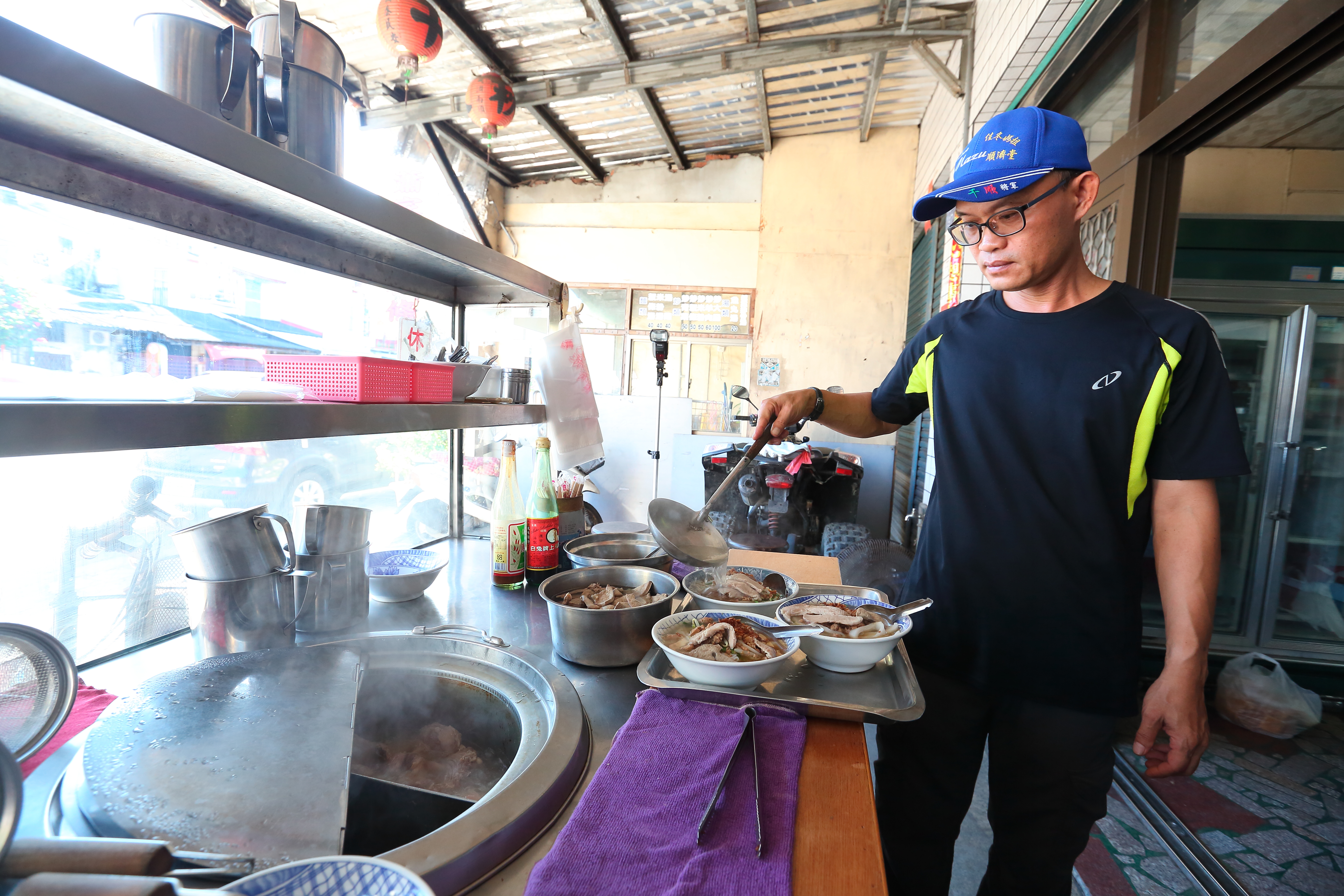 蕭凱嶸接下父親的粄條事業，努力打拚，希望能讓家人以此為榮。