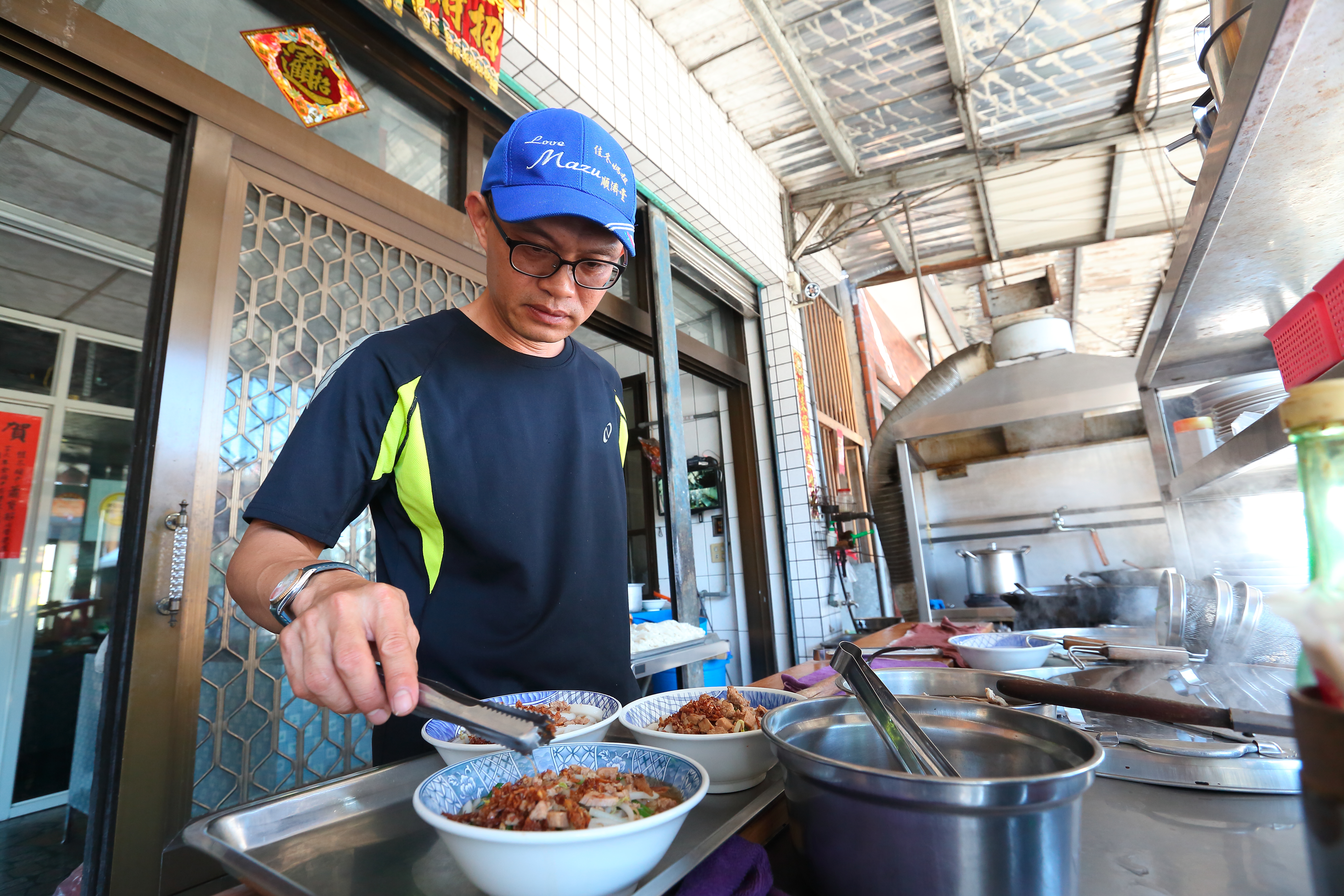 蕭凱嶸用料不手軟，粄條上桌前還得再灑上微焦油蔥酥，增添口感。