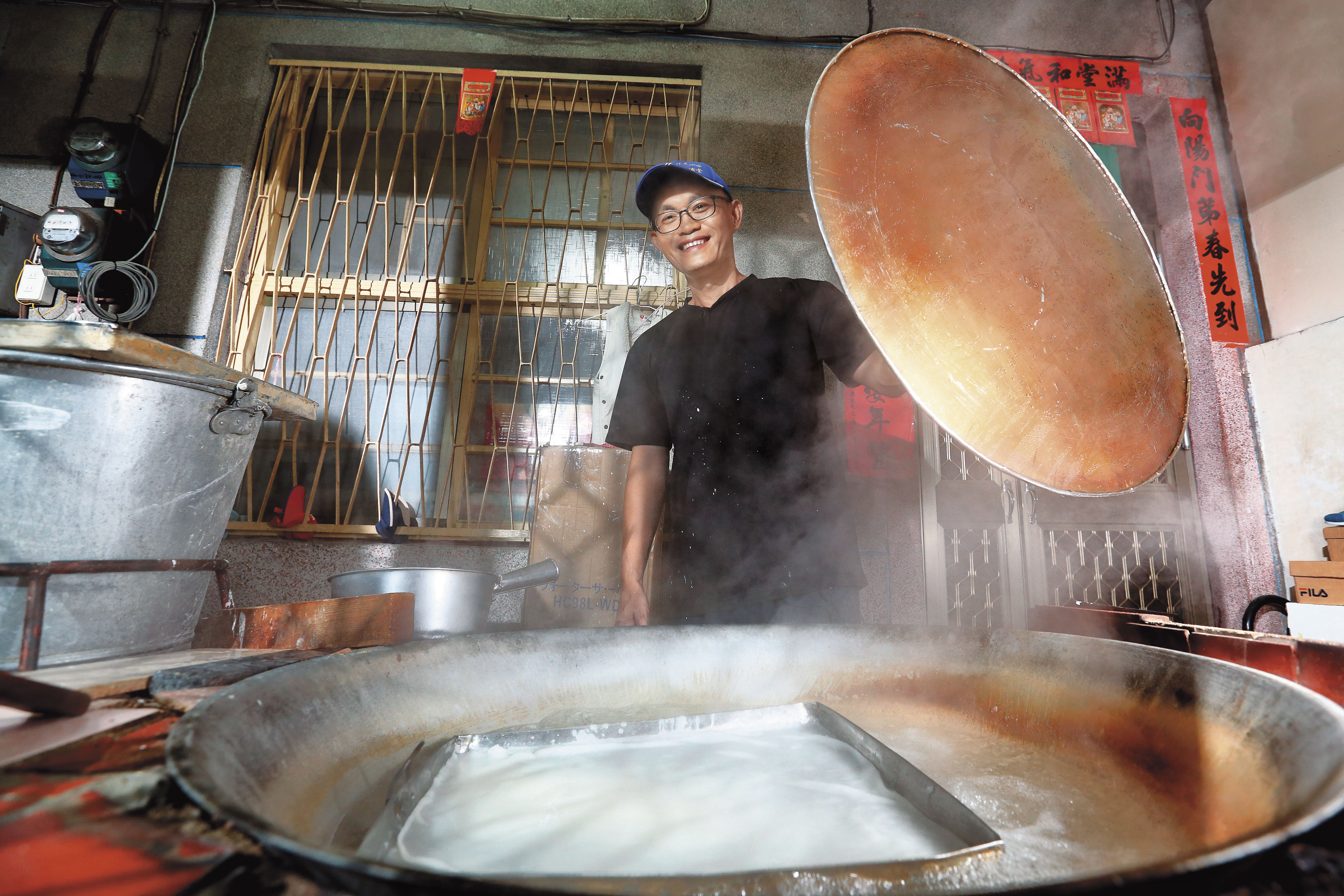 佳冬阿志粄條店負責人蕭凱嶸至今仍延續阿公時代，使用大灶蒸煮純手工粄條。