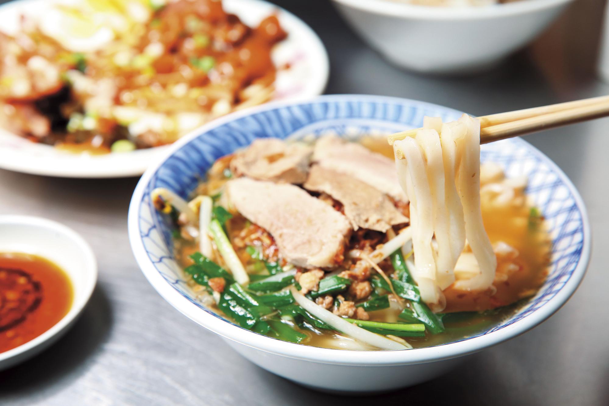 純米手工粄條口感Q,搭配鮪魚肉燥湯頭,滋味鮮甜。(45元/碗)