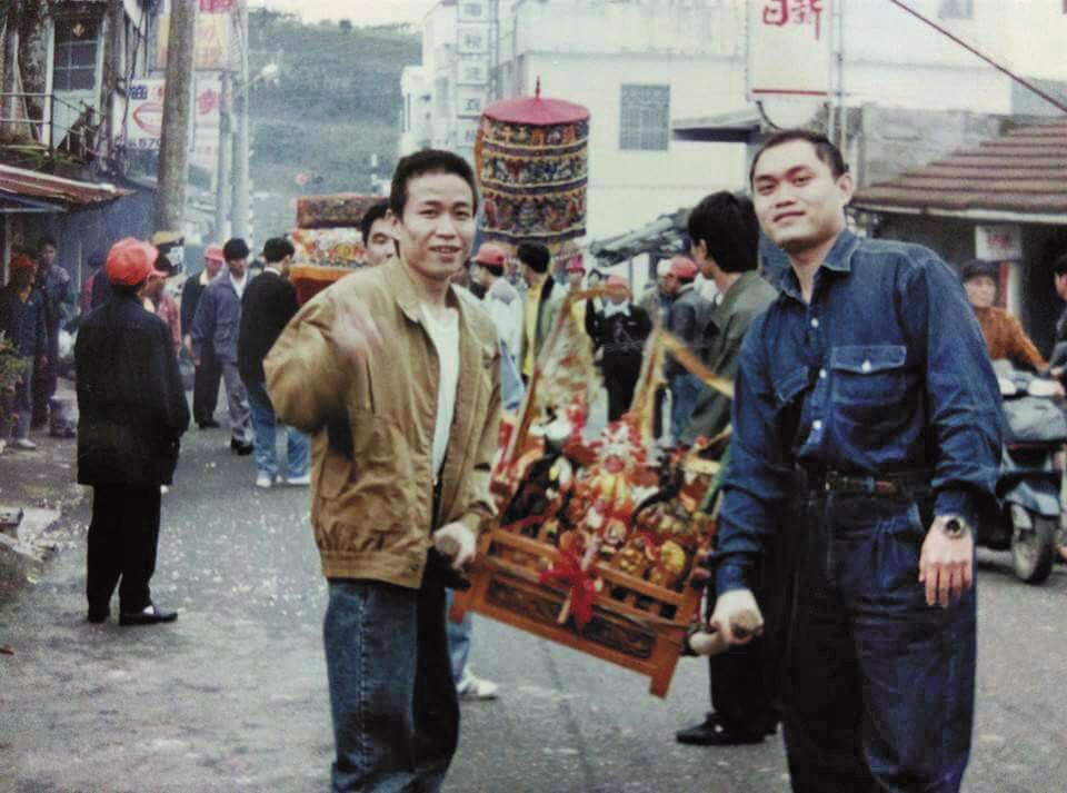 蕭凱嶸(右)年少輕狂時曾參加廟會陣頭。(翻攝阿志粄條臉書)