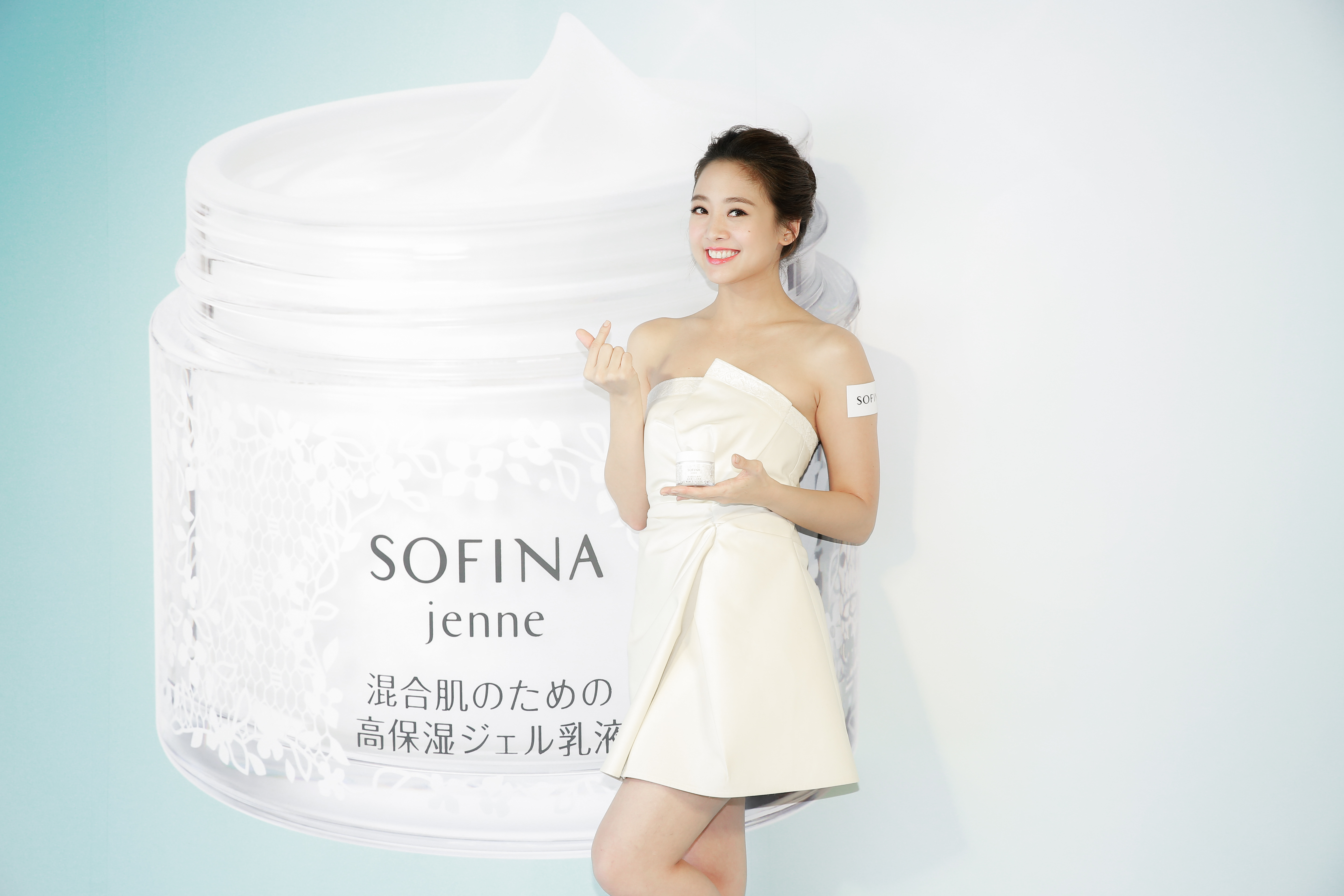 鬼鬼以代言人身份出席美妝品牌SOFINA活動。