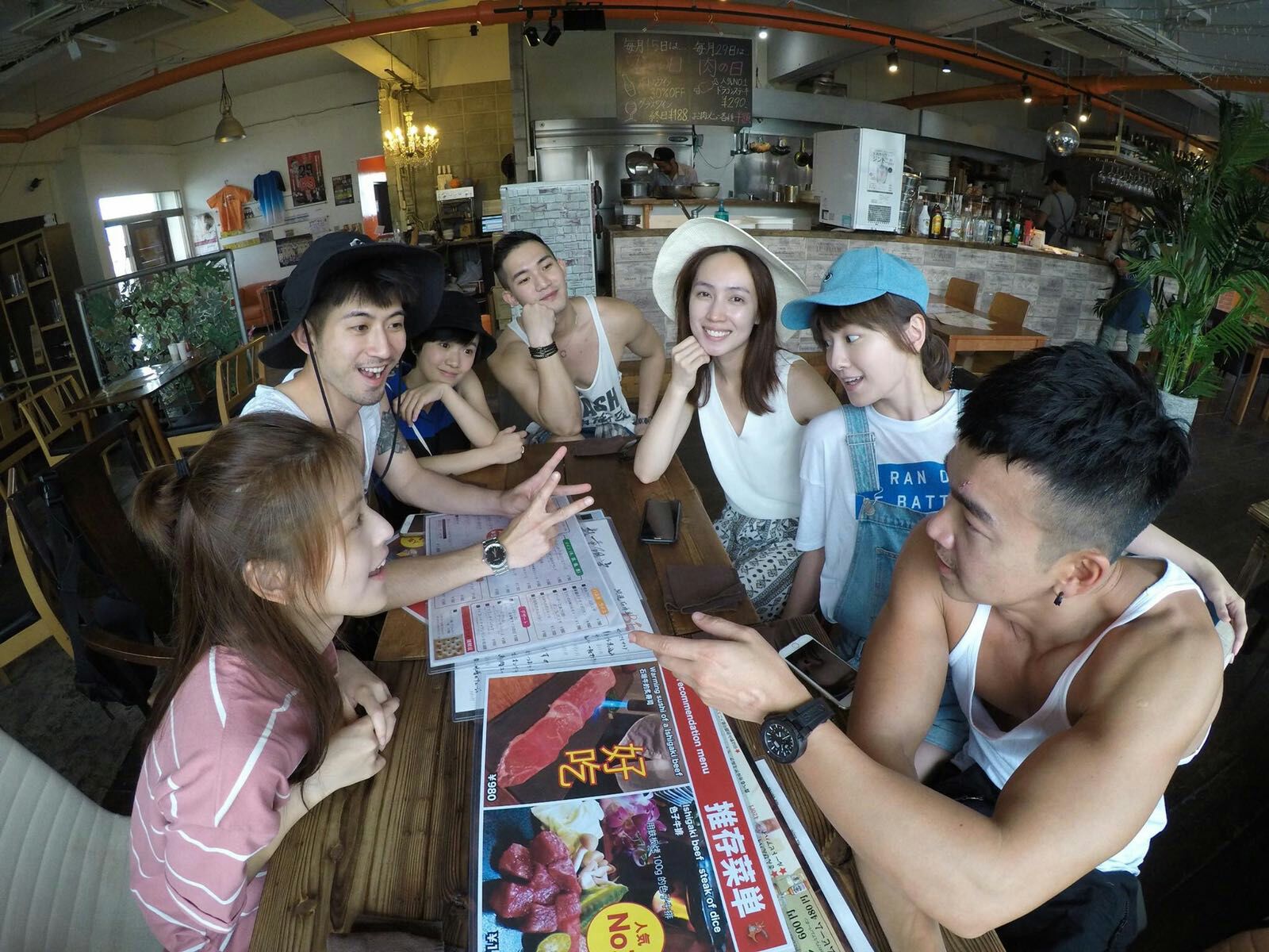 李京恬今年和偶像劇《只為你停留》的劇組到石垣島玩，並與女星小薰一同學習潛水。