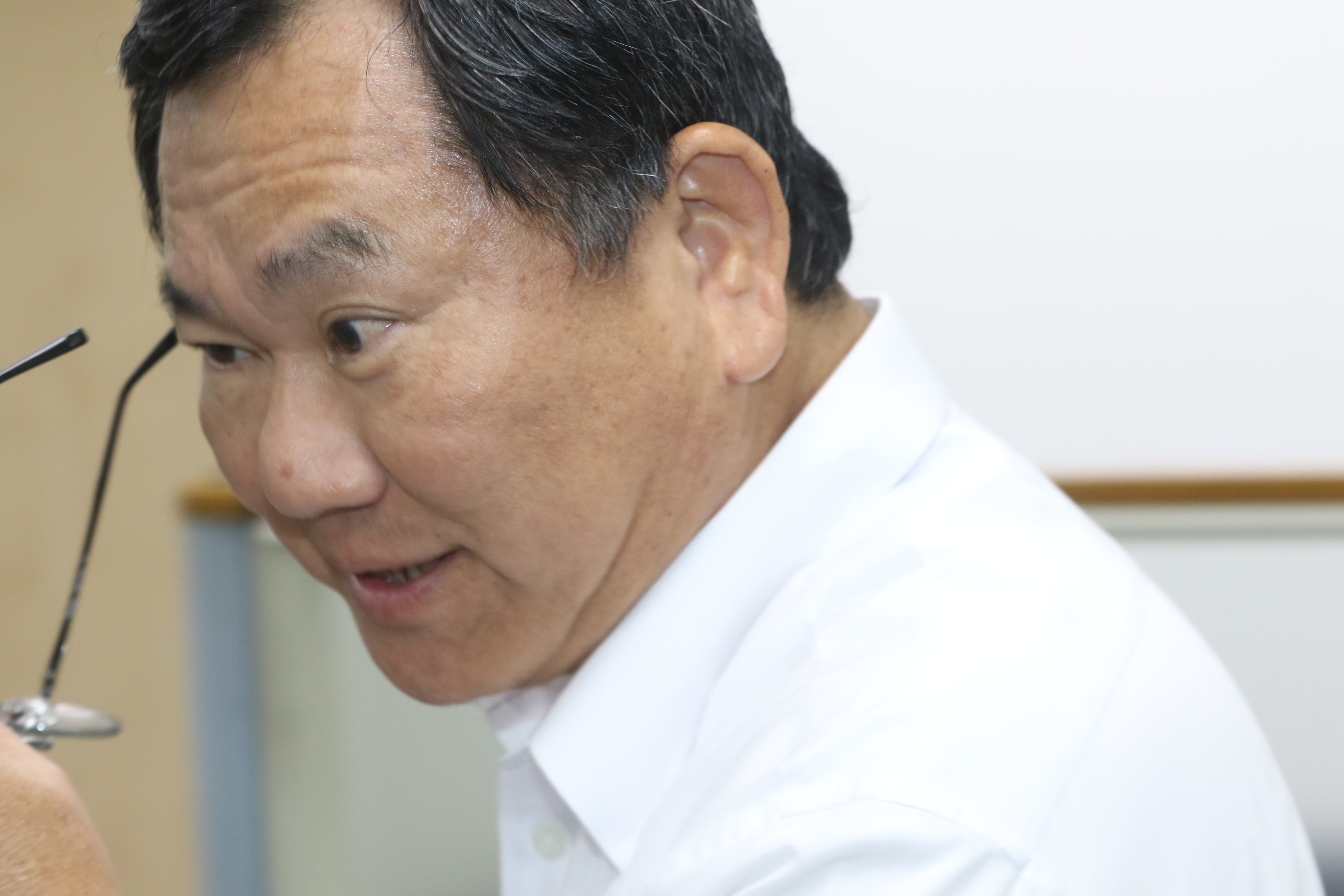 民進黨選對會召集人陳明文日前視網膜剝離,今天他到民進黨開中執會前,特地摘下眼鏡讓媒體拍他的眼睛。