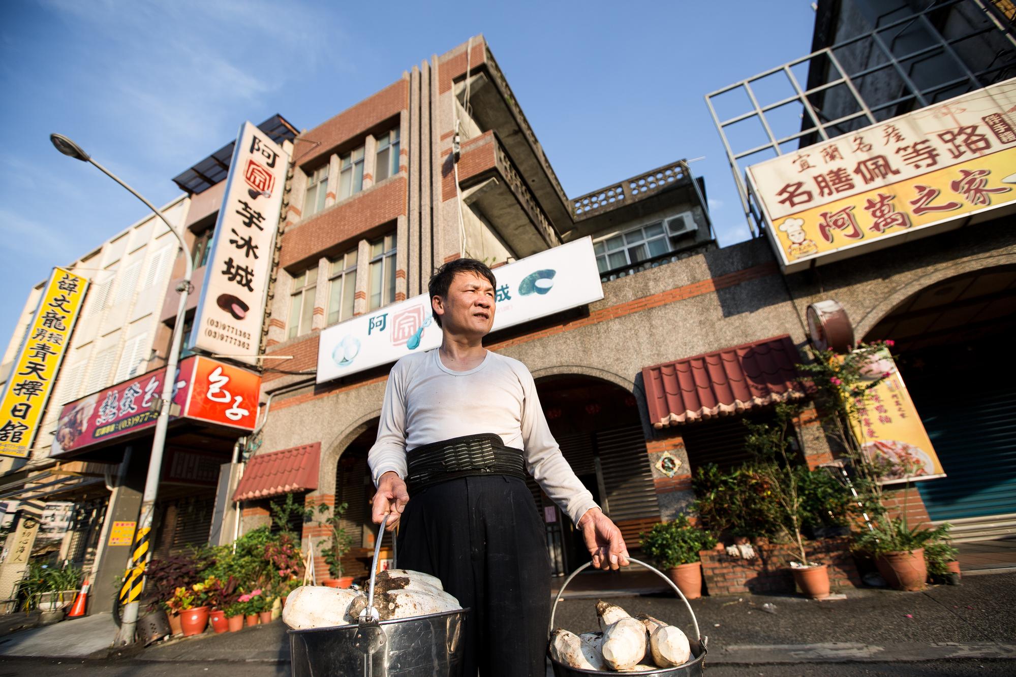 宜蘭頭城阿宗芋冰城是蘭陽溪以北最大叭噗批發商,目前由第二代黃志安接手經營。