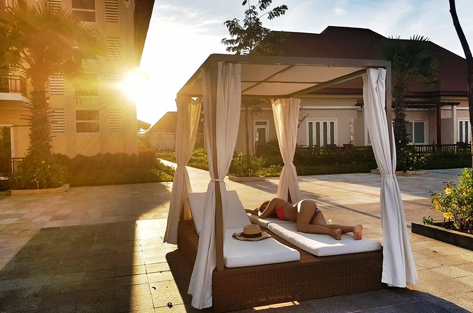 趙筱葳趴在戶外床墊大秀翹臀好身材，相當引人遐想。（圖取自趙筱葳臉書）