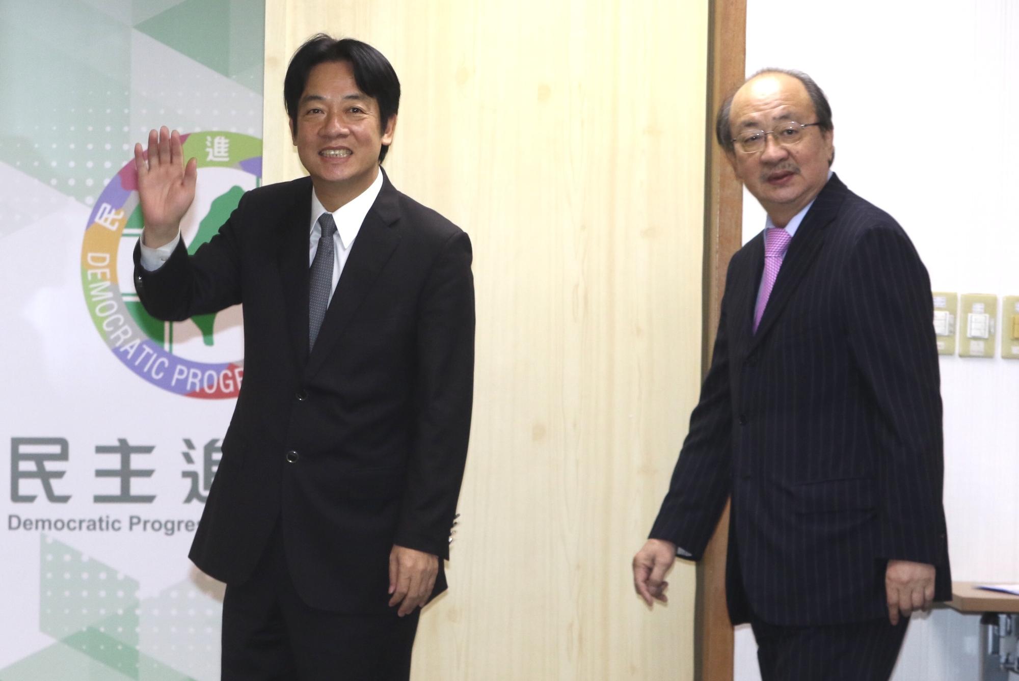 行政院長賴清德今到民進黨中執會致意,右為民進黨團總召柯建銘。