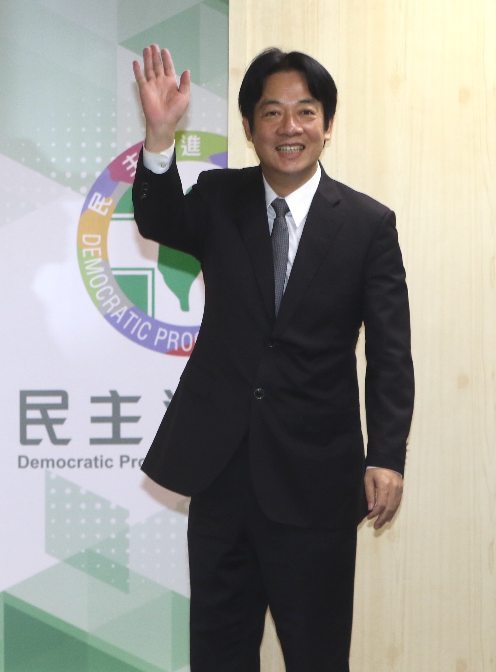 行政院長賴清德今到民進黨中執會致意。
