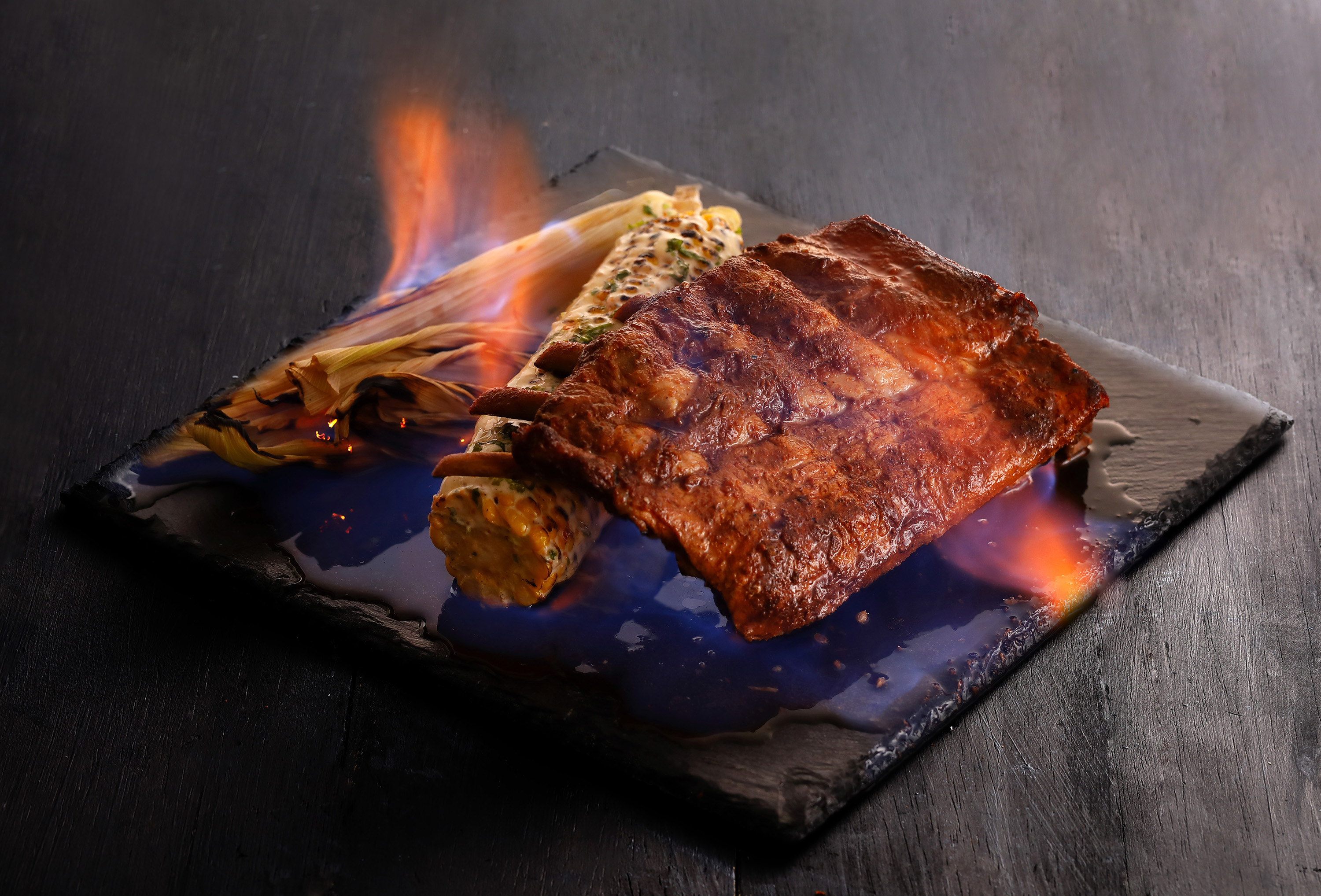 「火燒豬肋排」以墨西哥煙燻醬汁醃漬2天再爐烤，上桌時點火增加視覺效果，滋味甜鹹微辣。（650元／份）