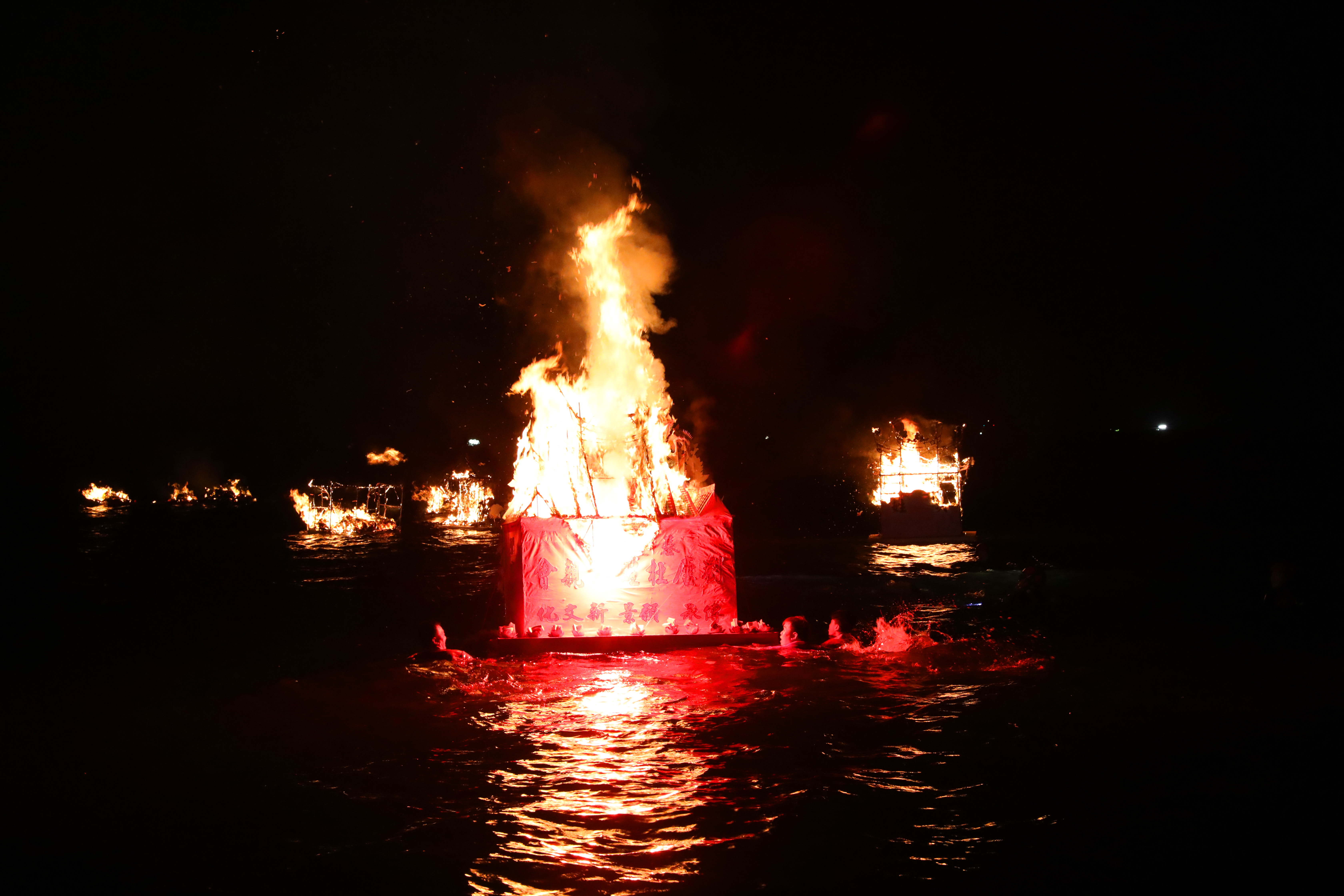 燃燒中的水燈在海上漂流著。