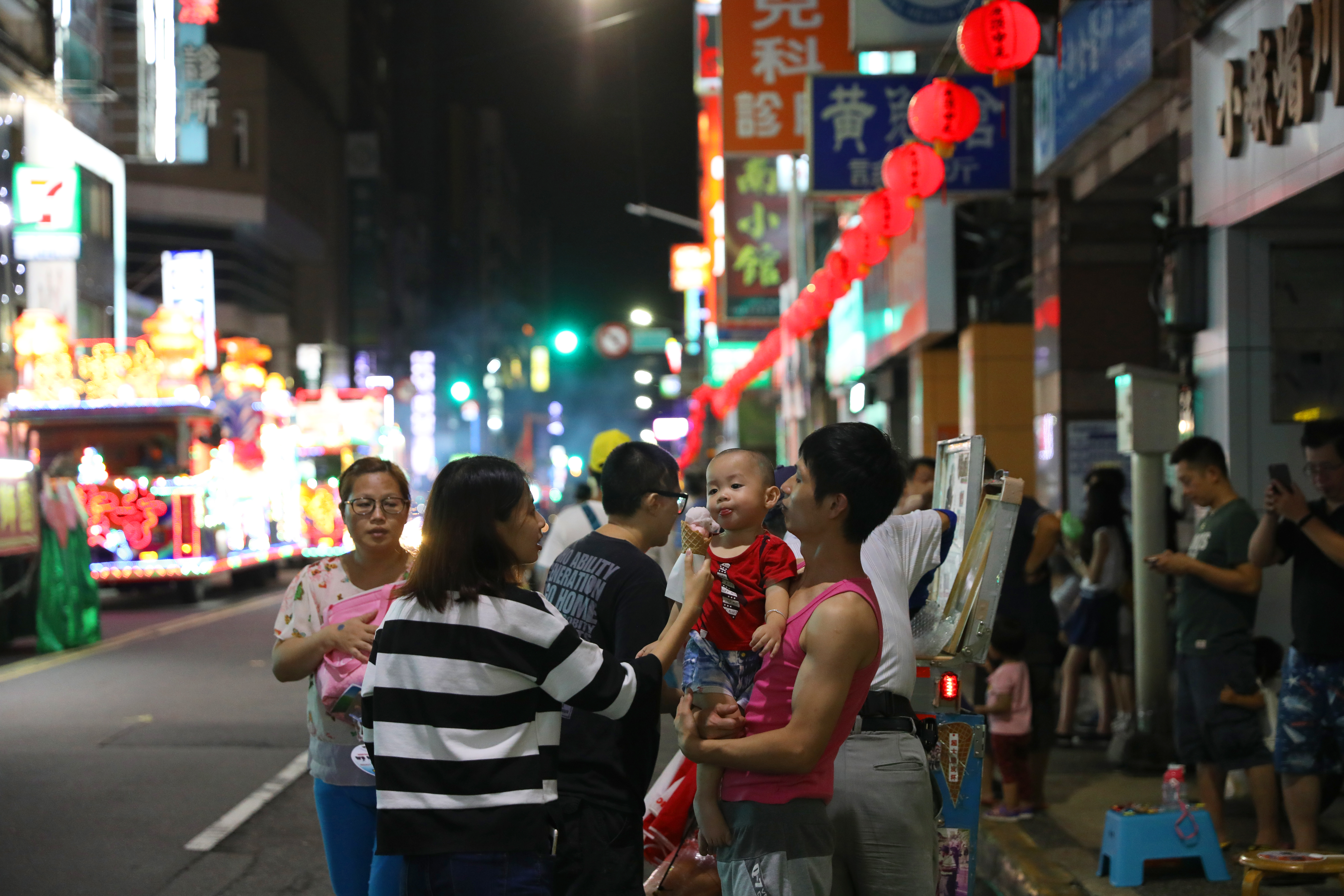 小朋友開心吃著冰淇淋。