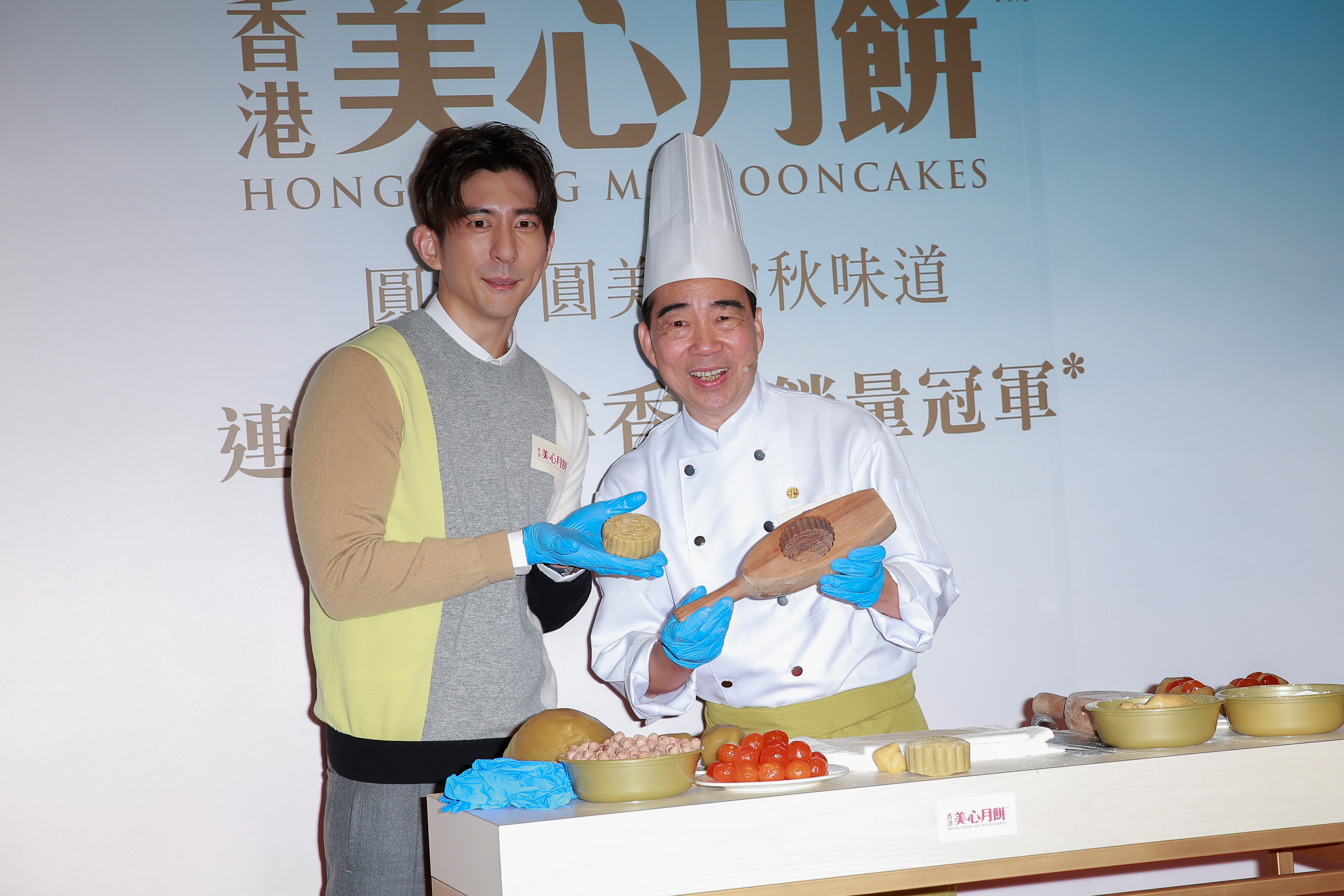 修杰楷出席美心月餅一日店長活動,即場示範製作月餅。