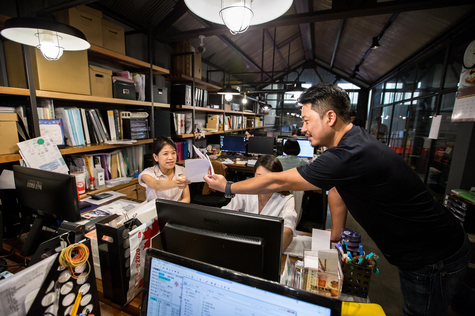 湯皓雄(右一)的私人信箱員工都知道,他很歡迎員工說出心裡想法。
