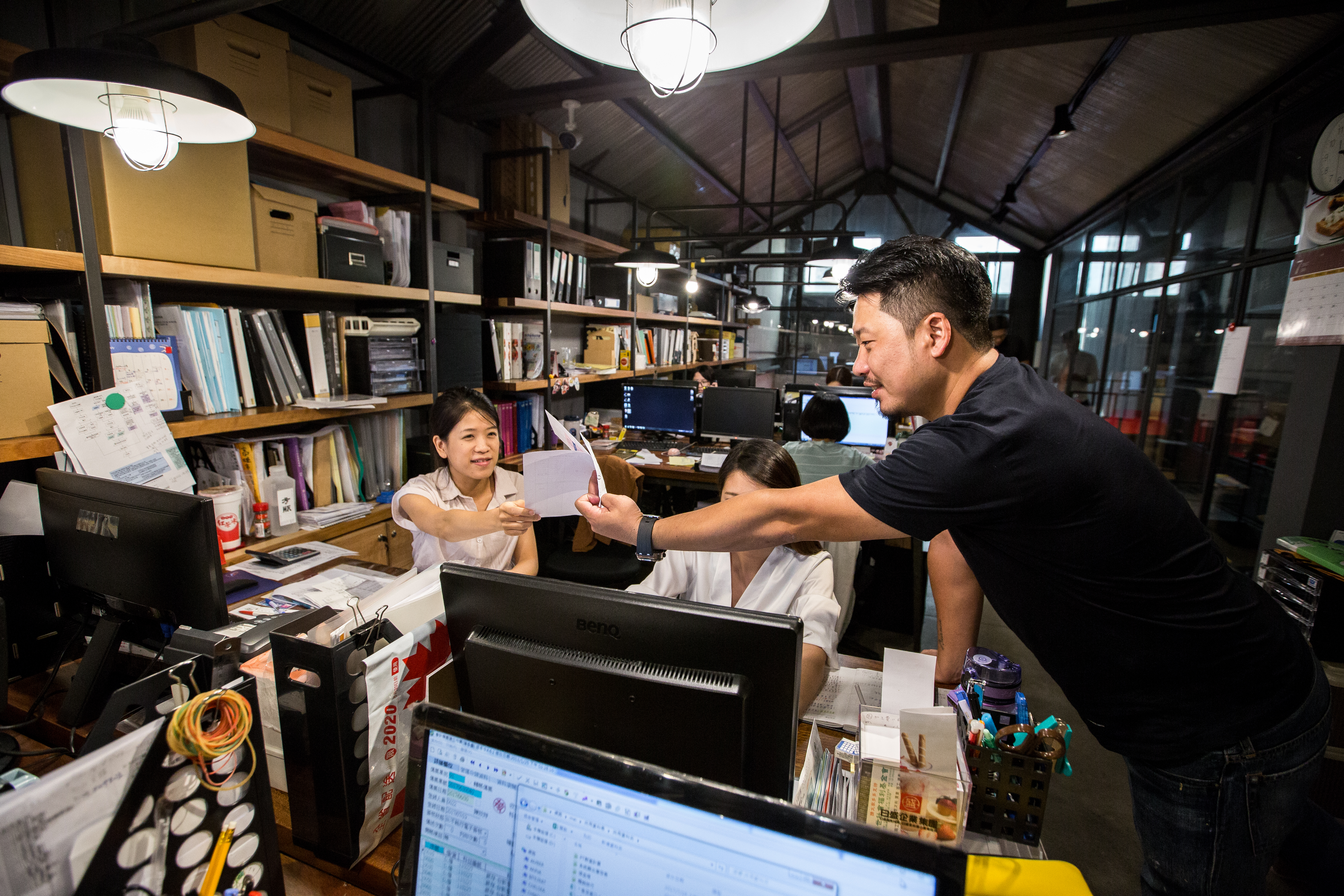 湯皓雄（右一）的私人信箱員工都知道，他很歡迎員工說出心裡想法。