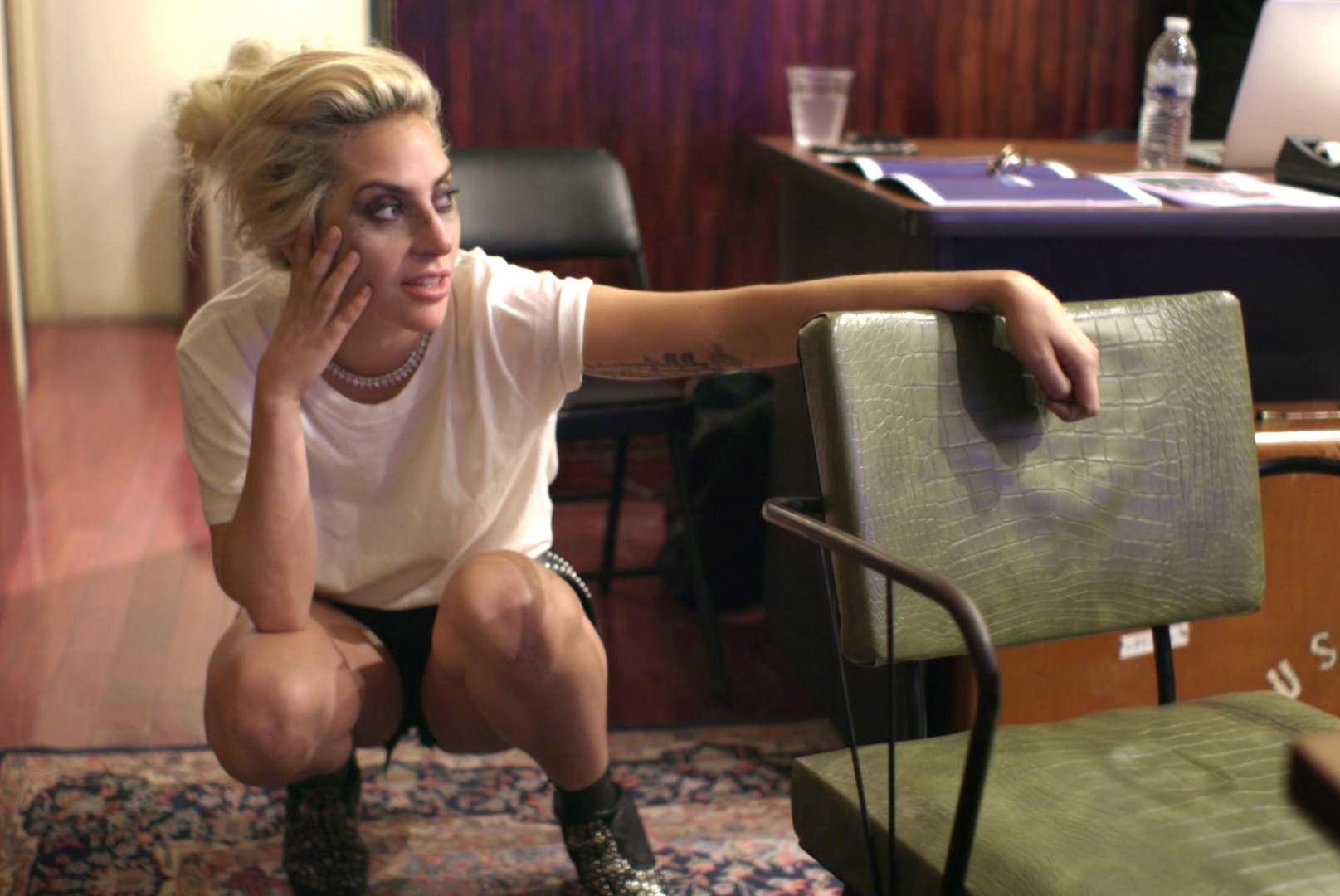 在多倫多影展首映後，女神卡卡現場高歌。