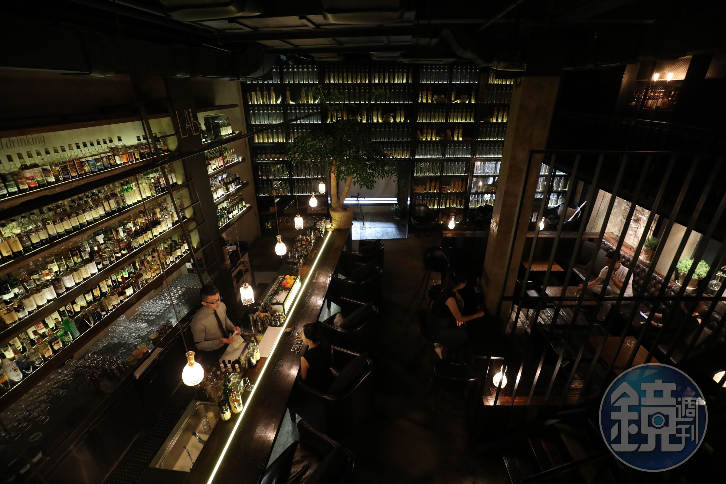 作為以威士忌為靈魂的主題酒吧，雖已開張5年，「Lab Whisky & Cocktail實驗室」的工業風裝潢並不顯得落伍，反而更有吸引力。