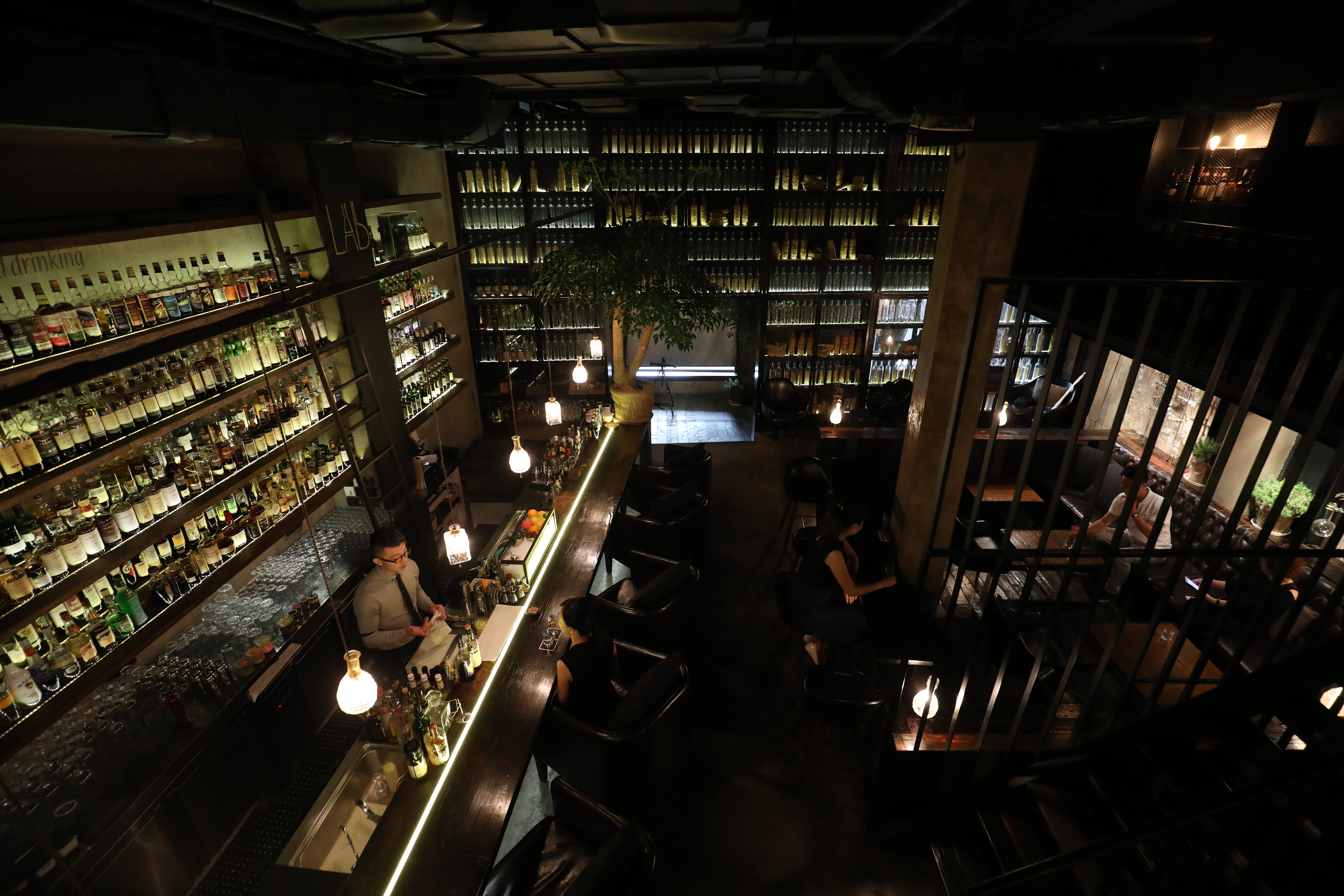 作為以威士忌為靈魂的主題酒吧，雖已開張5年，「Lab Whisky & Cocktail實驗室」的工業風裝潢並不顯得落伍，反而更有吸引力。