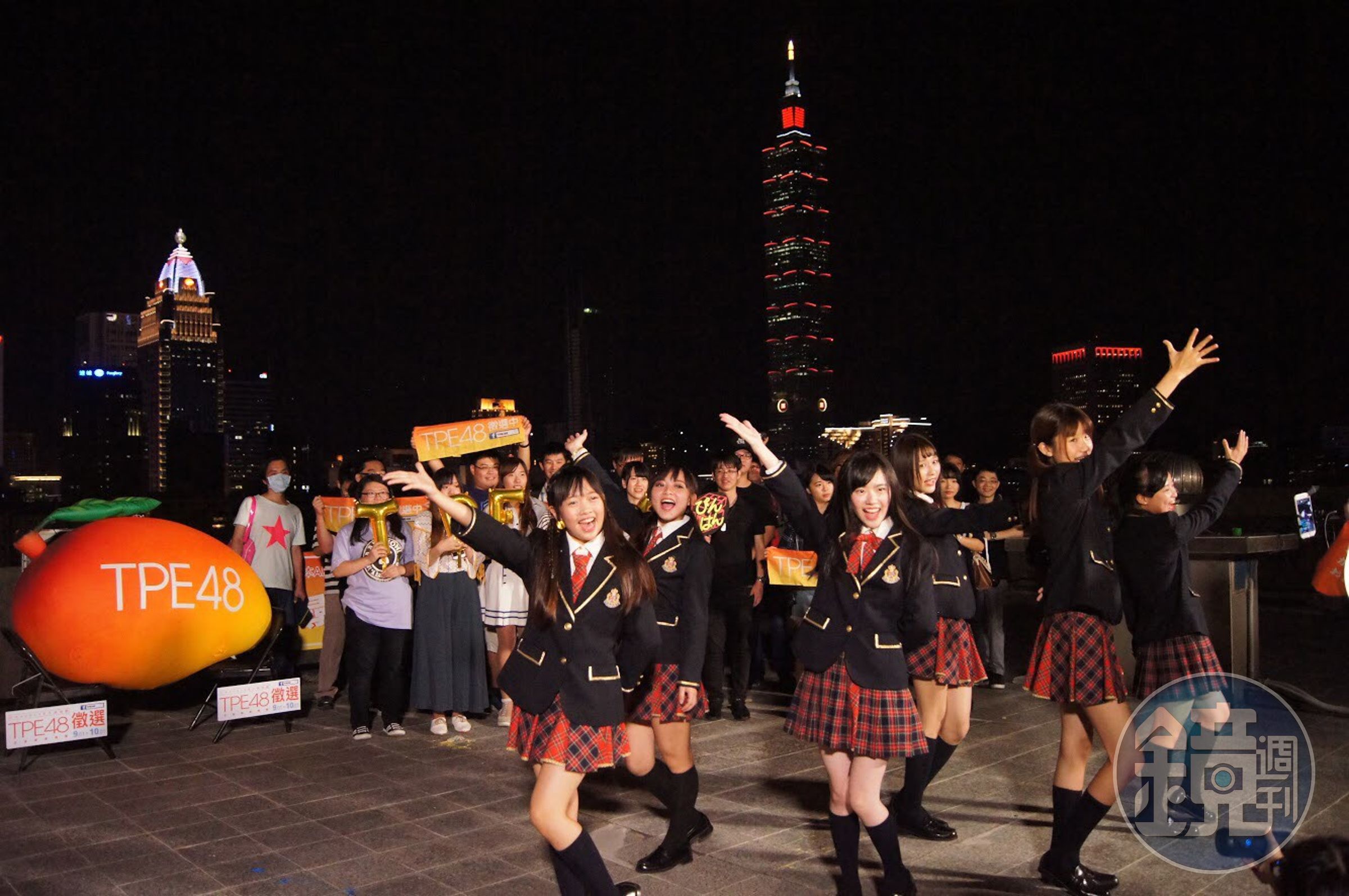 「48環島Go！」終站台北，48名幸運粉絲與其他4位AKB48台灣研究生歡迎雙胞胎歸來。