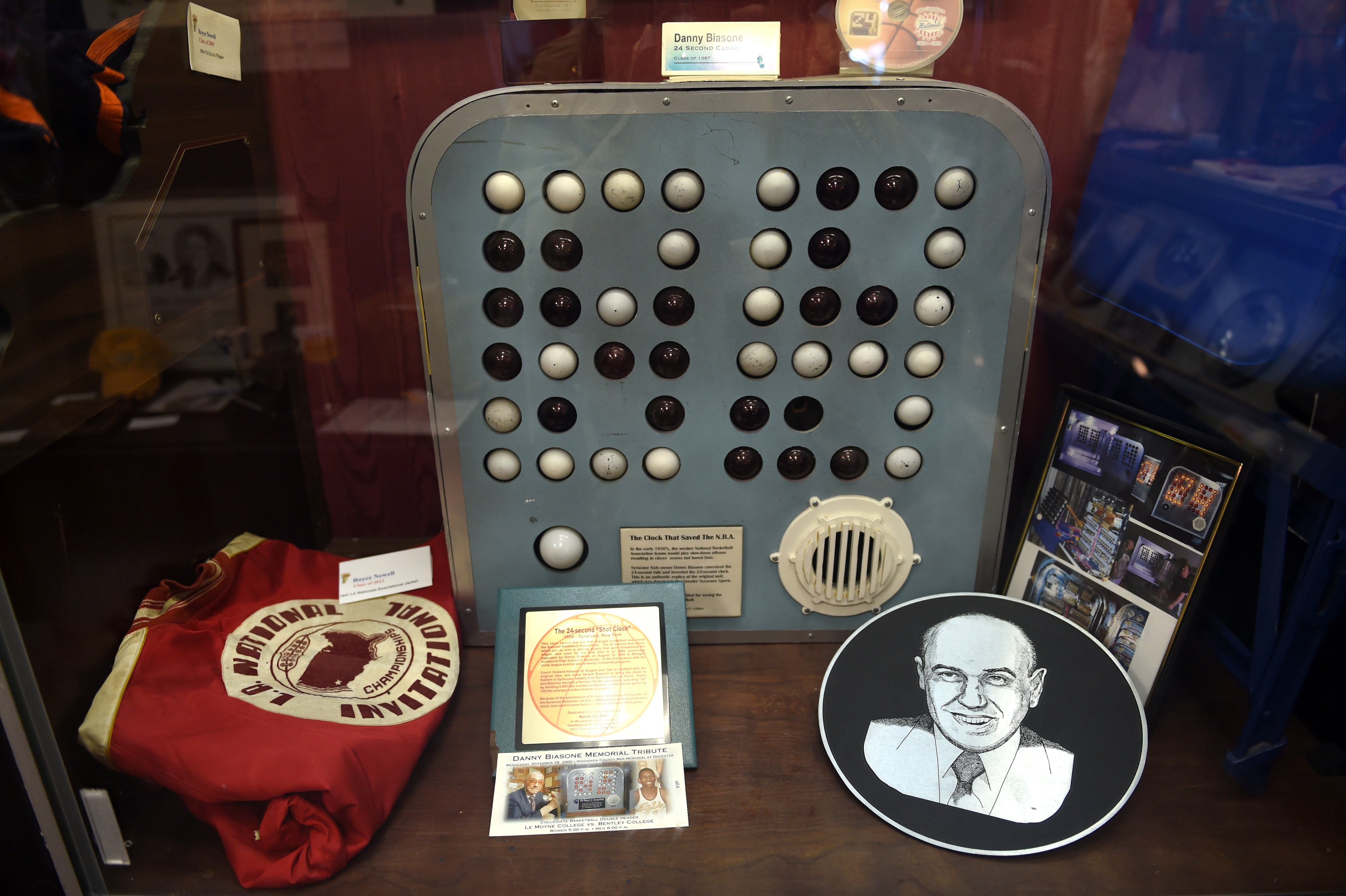 雪城名人堂保存雪城國民隊老闆畢亞森（右下）當年構想出的24秒計時器，號稱是「挽救NBA的計時器」。（東方IC）