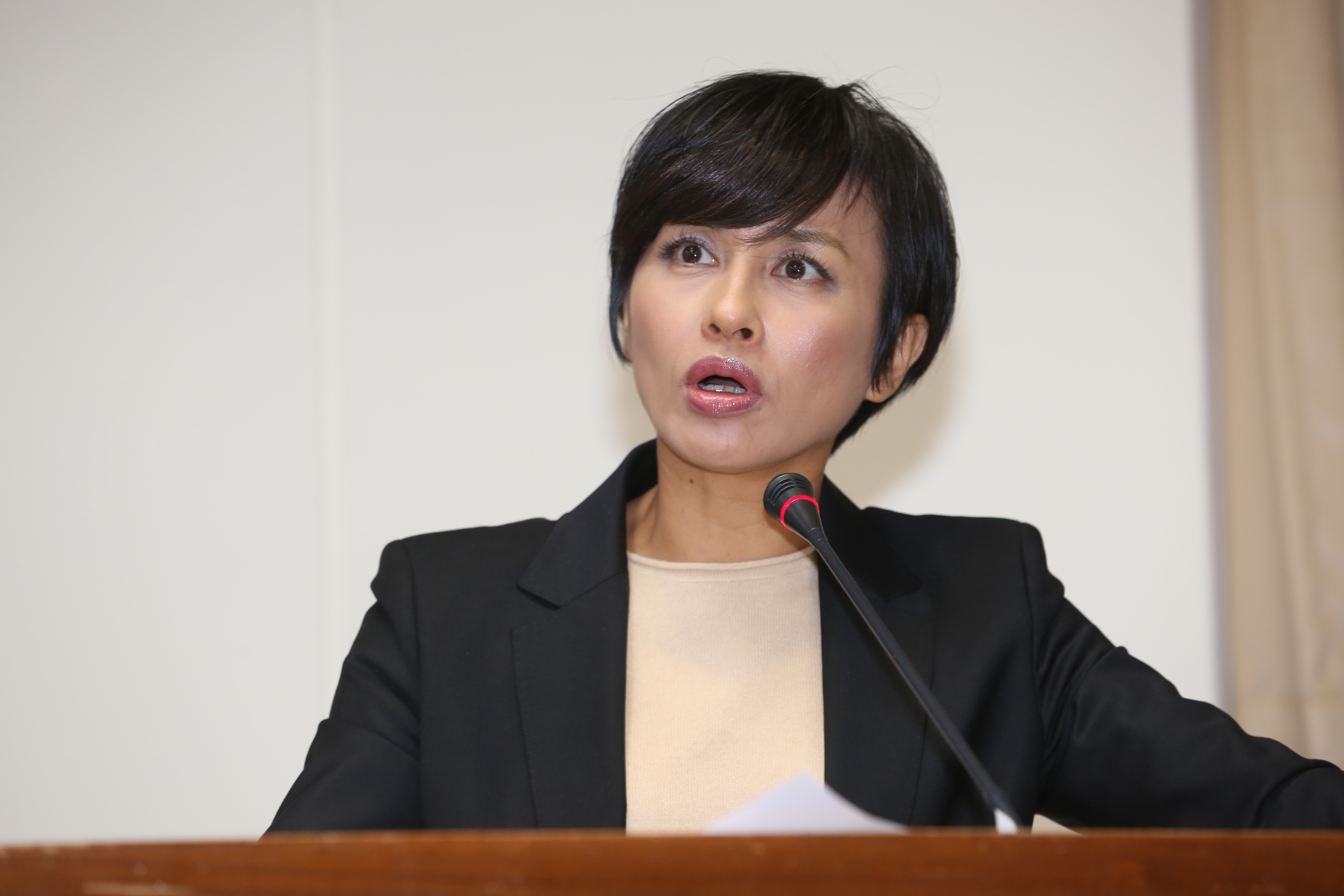 立委邱議瑩與姚文智、蕭美琴都接到類似快遞包裹來電。