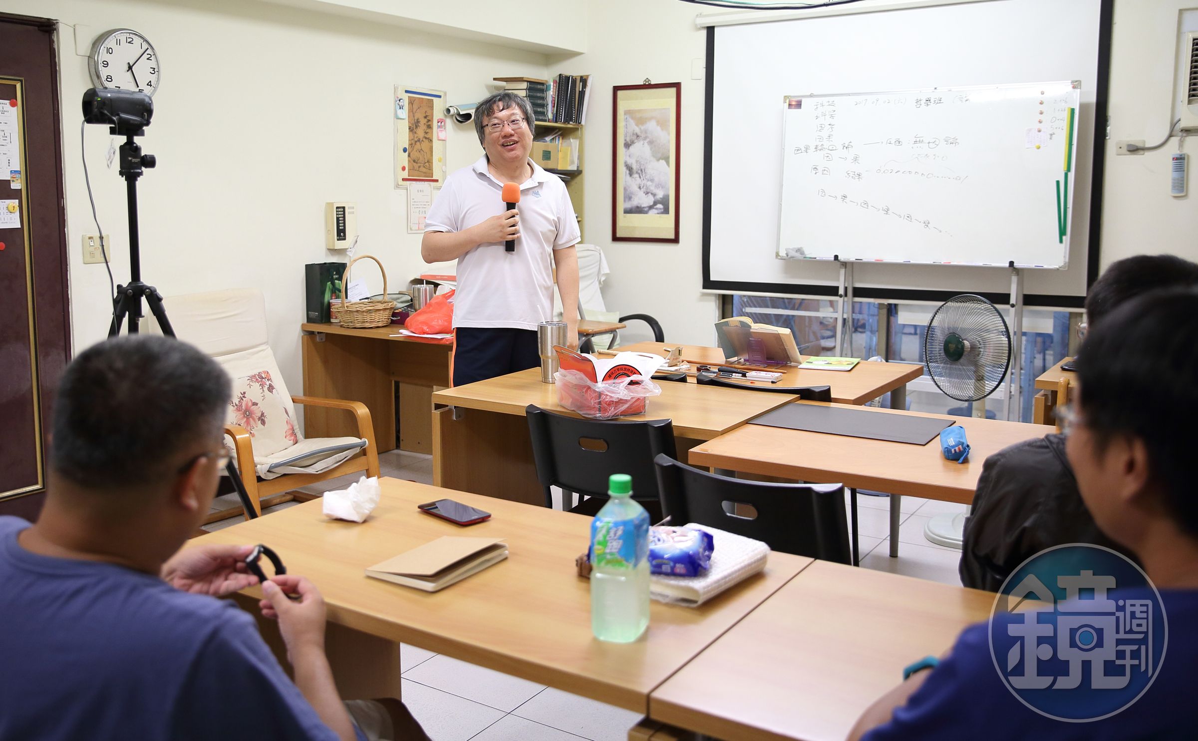 坐在台下聆聽的學生追隨王力群多年，情誼亦師亦友，可以從電影、歷史一路聊到投資與人生。