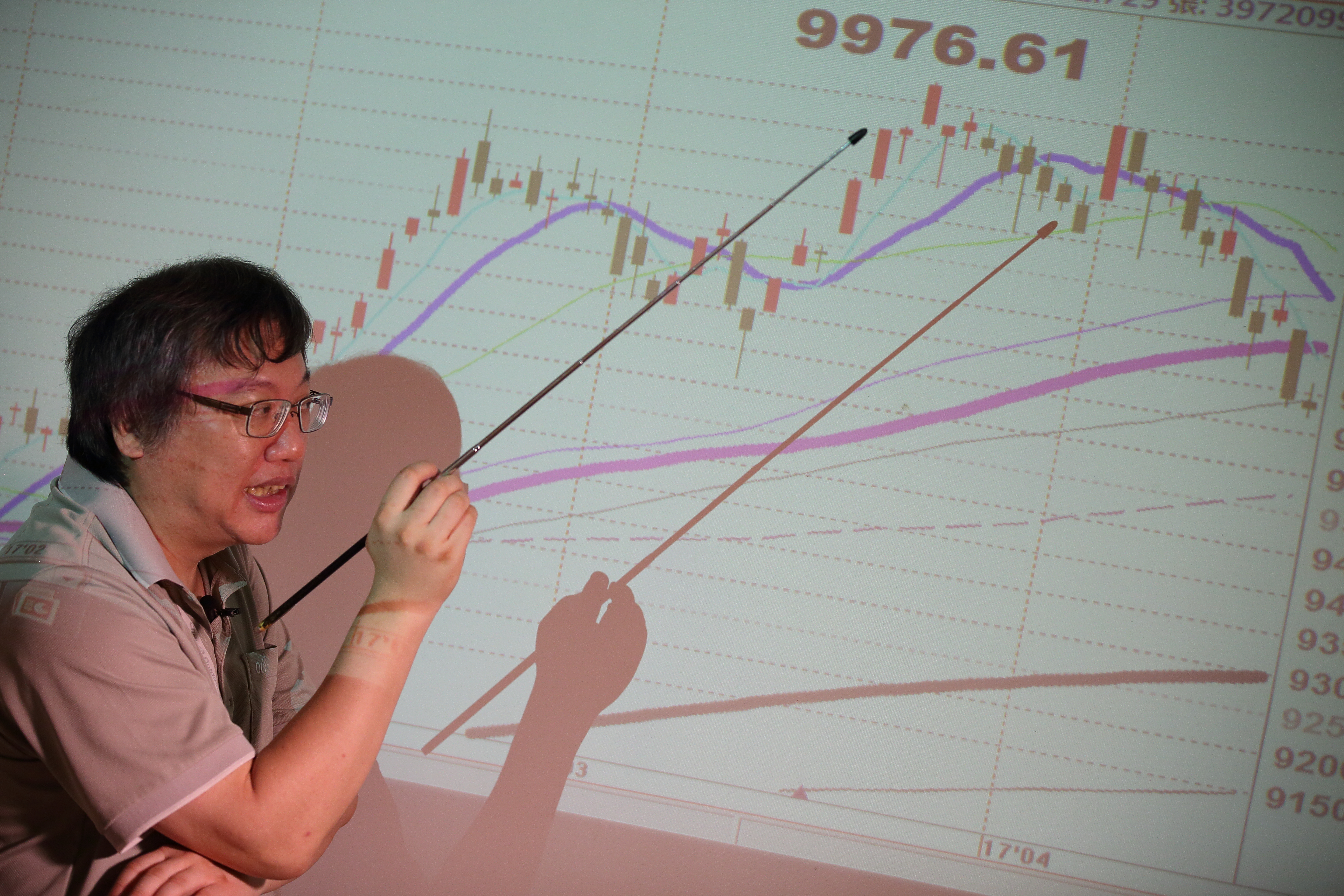 王力群開過怪手、綁過鋼筋，還曾經是文學作家，如今他卻靠投資滾出千萬身家！