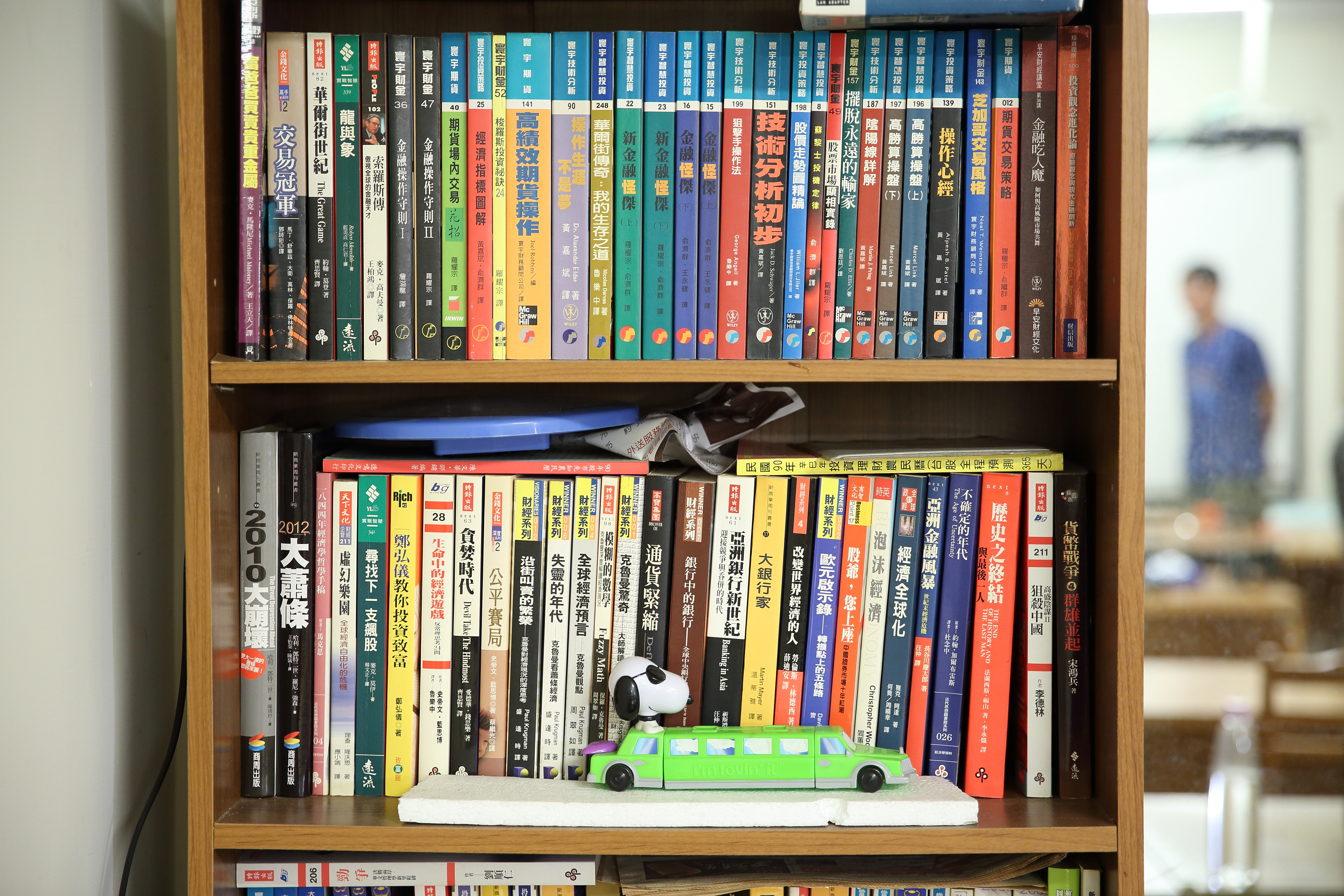 自豪藏書1萬2千多本的王力群，喜歡閱讀財經、文學、歷史、哲學，反思自己的每一步。