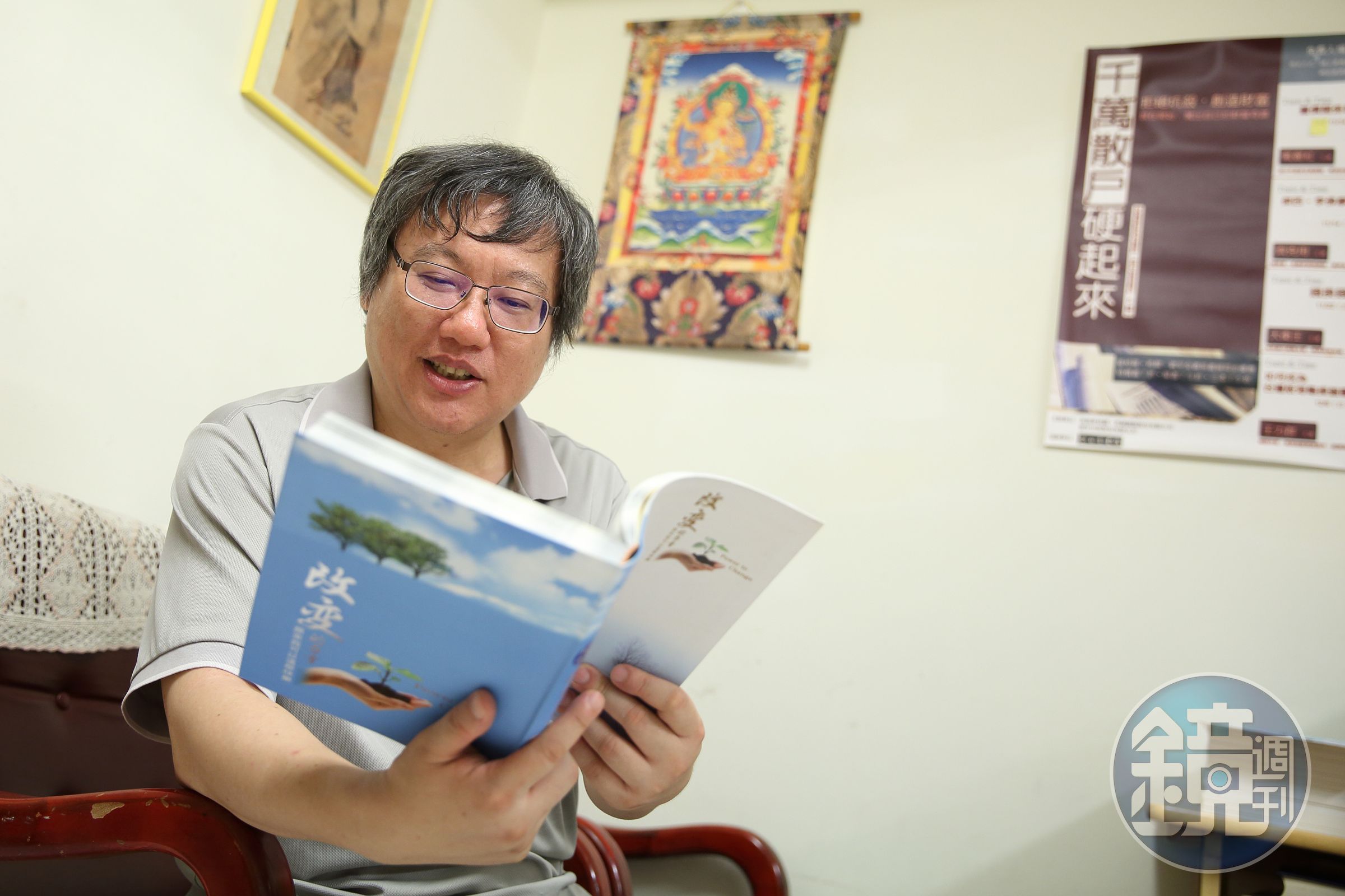 王力群大學念土木系，但從小熱愛寫作，曾立志要成為一流文學作家。