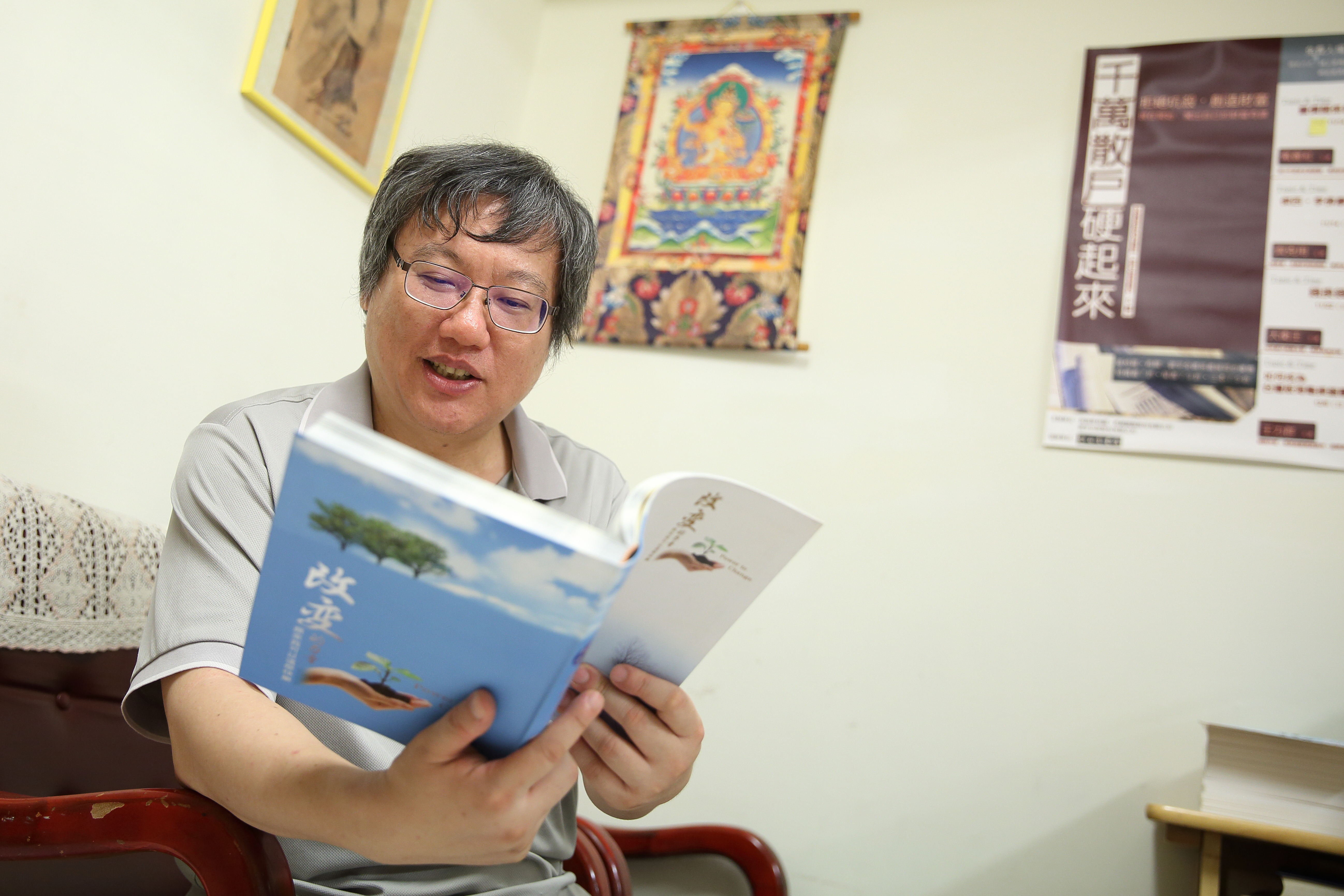 王力群大學念土木系，但從小熱愛寫作，曾立志要成為一流文學作家。