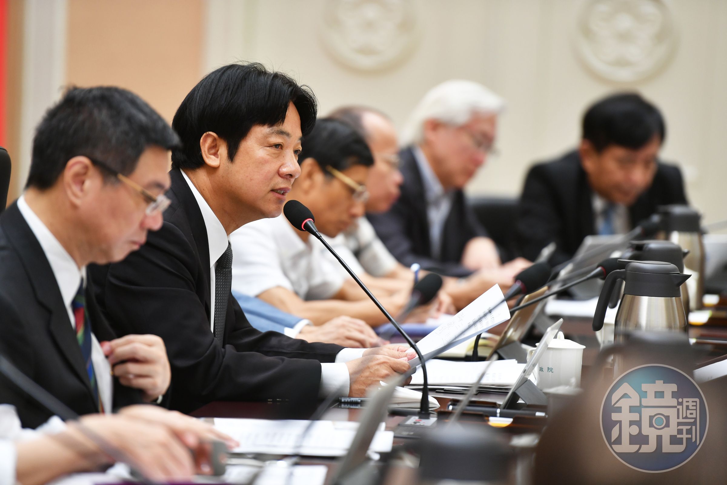 行政院長賴清德主持行政院會，通過2018年中央政府總預算，其中軍公教調薪3%。（行政院提供）
