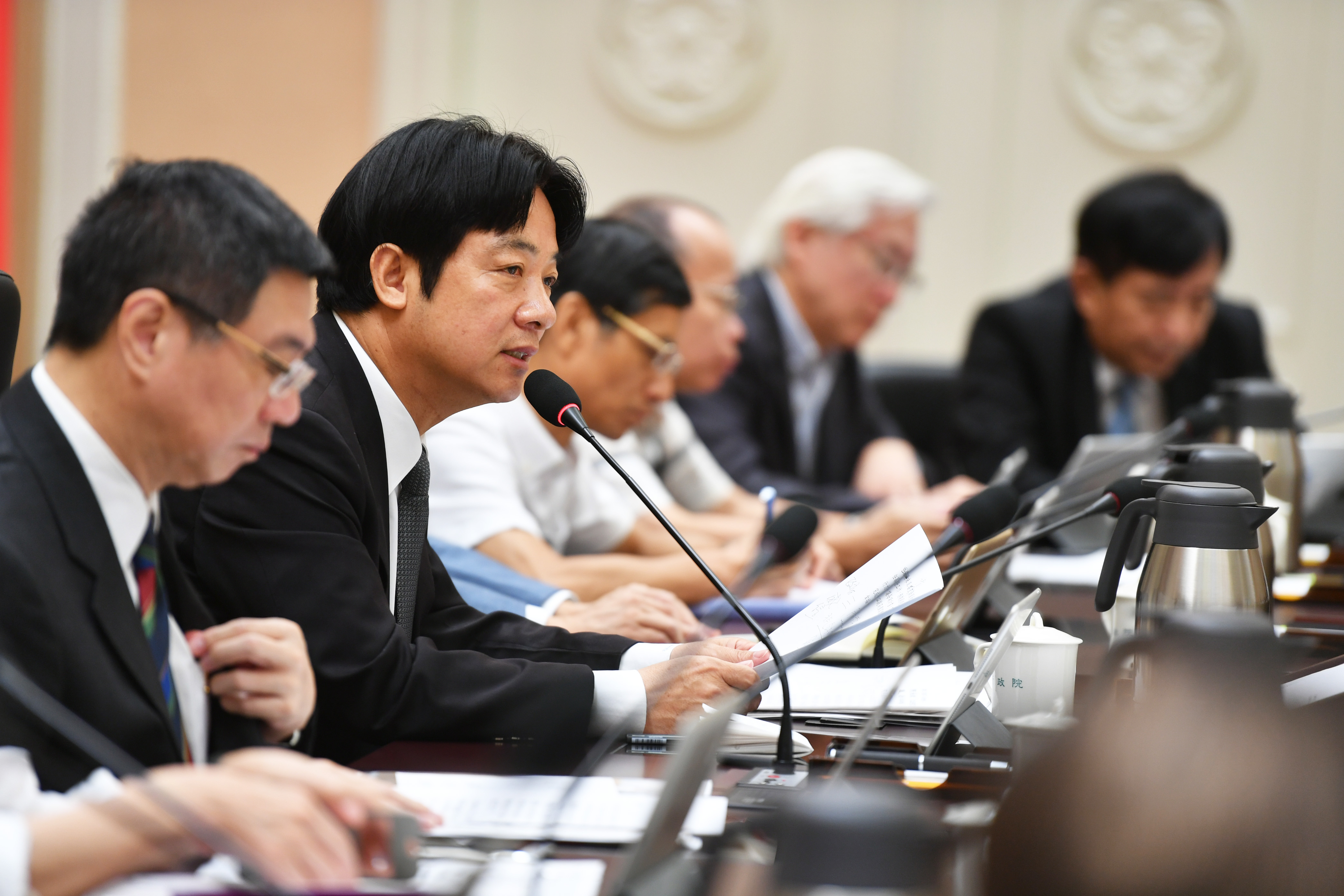 行政院長賴清德主持行政院會，通過2018年中央政府總預算，其中軍公教調薪3%。（行政院提供）