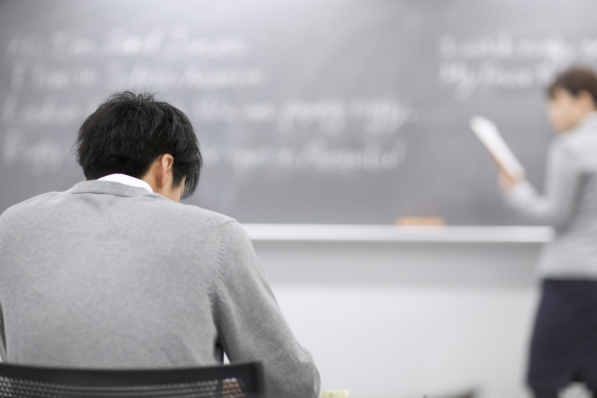 師長們對學生的期待殷切,有學子會因承受不了,而折損了青春、性格甚至生命。(東方IC)