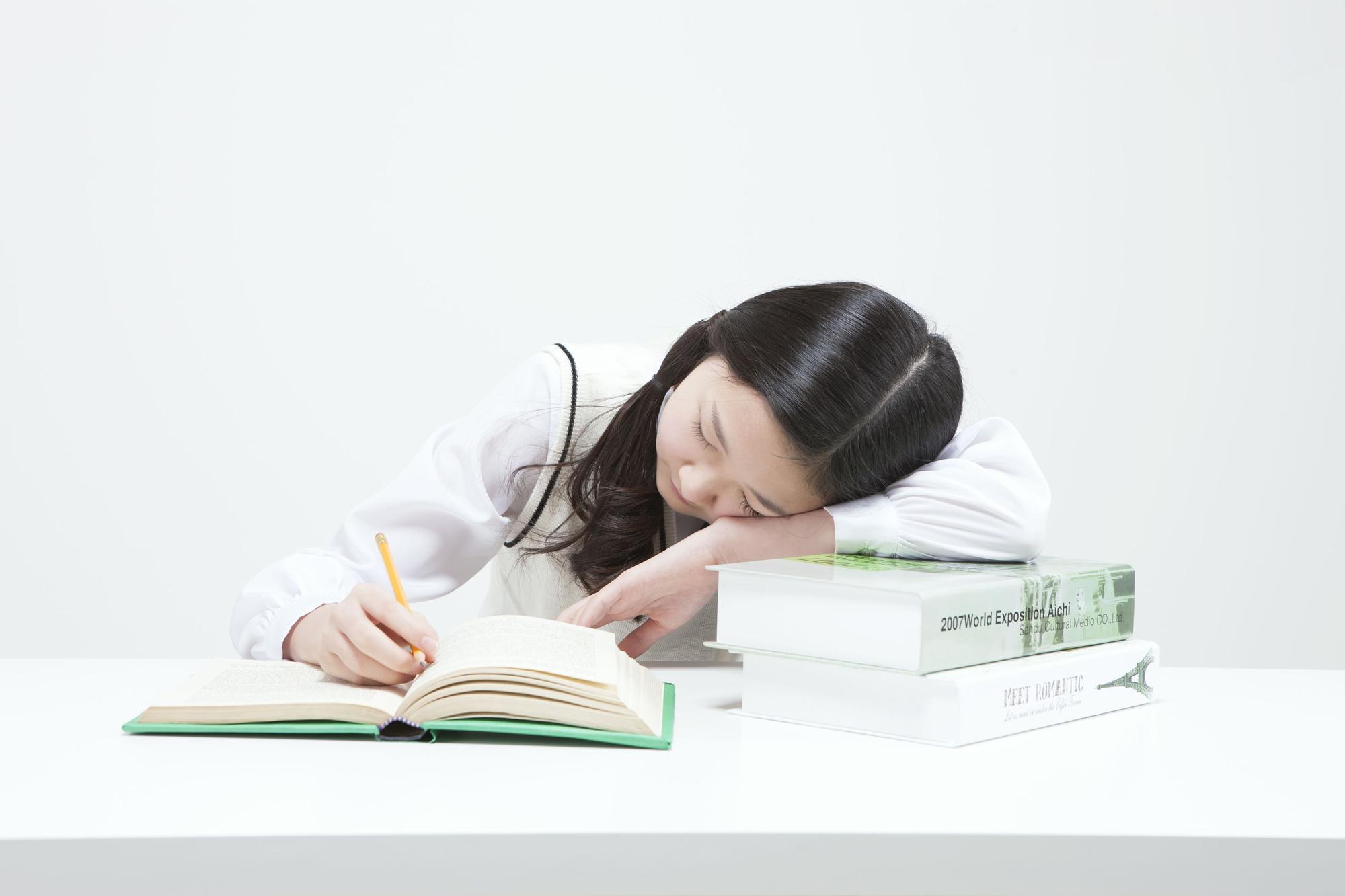 在台式升學主義下,學生們「今天起要熬夜讀書到兩點贏過隔壁的同學」的想法,是社會的淺移默化?還是孩子們自己的想法?(東方IC)
