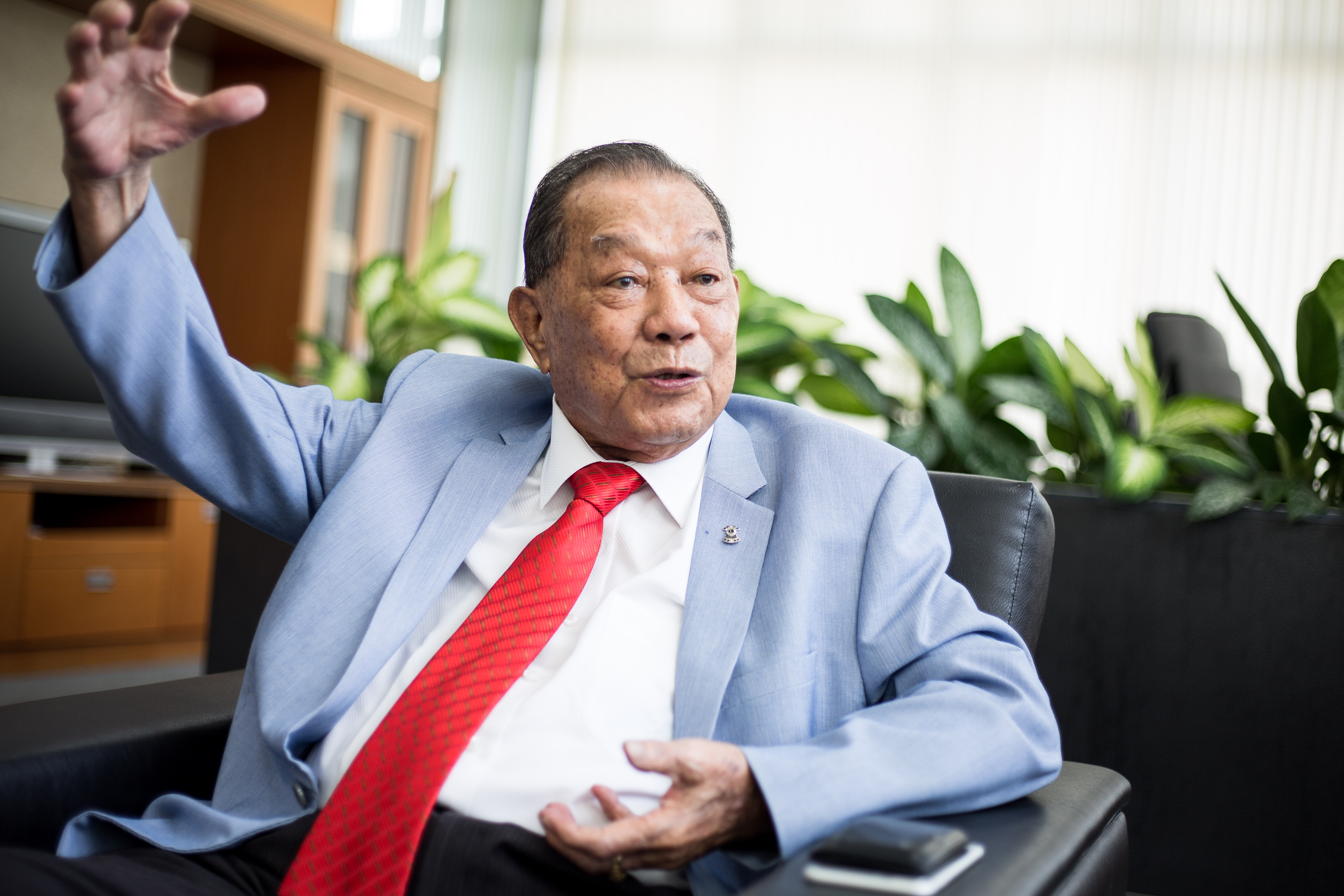 康那香董事長戴榮吉製造出第一片國產衛生棉，研發點子多的他，被推選為第一屆亞洲不織布協會會長。