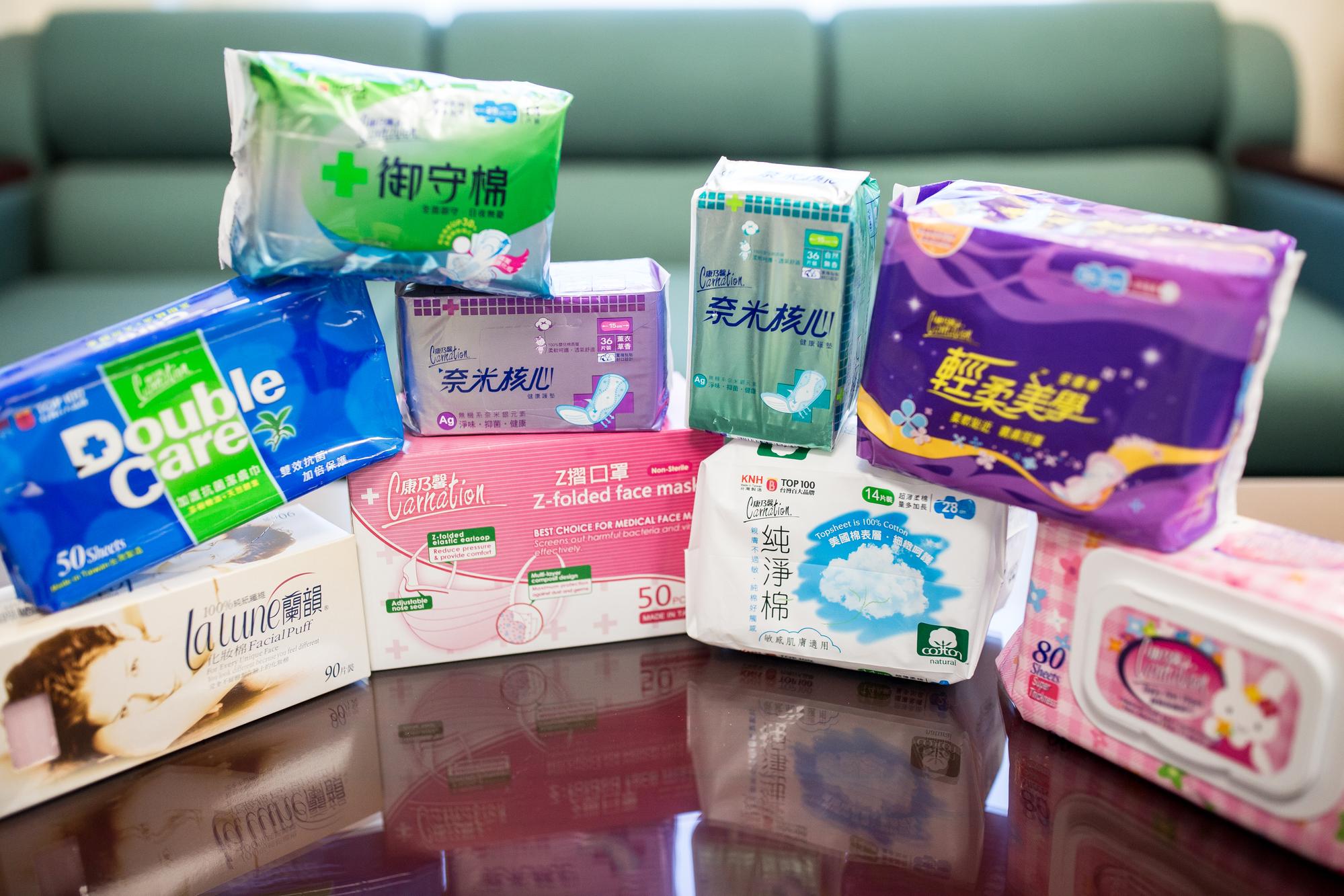 康那香生產衛生棉、護墊、化妝棉等產品，品項琳琅滿目。