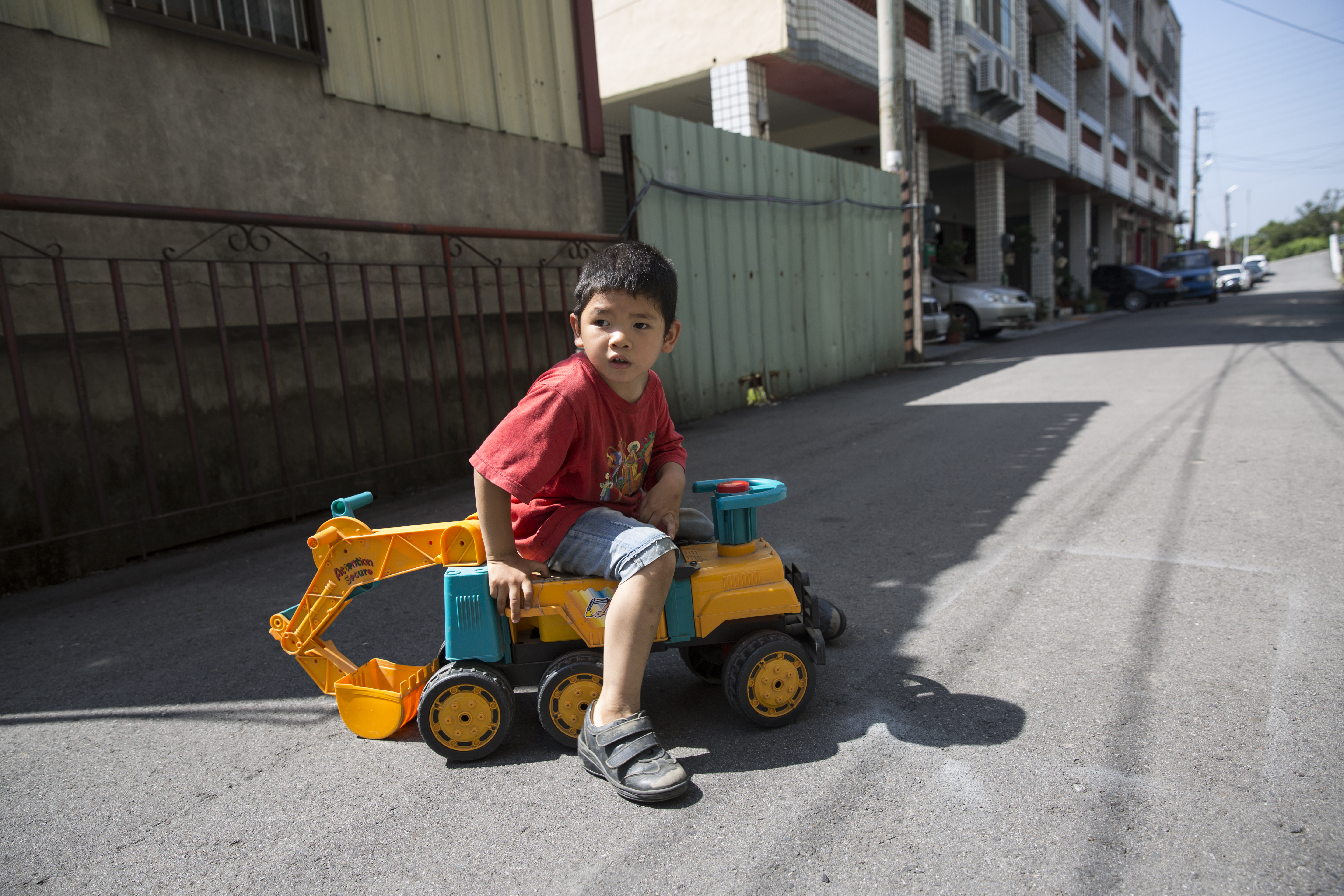 李沂的小兒子典典常獨自在住家外的巷子裡玩耍。