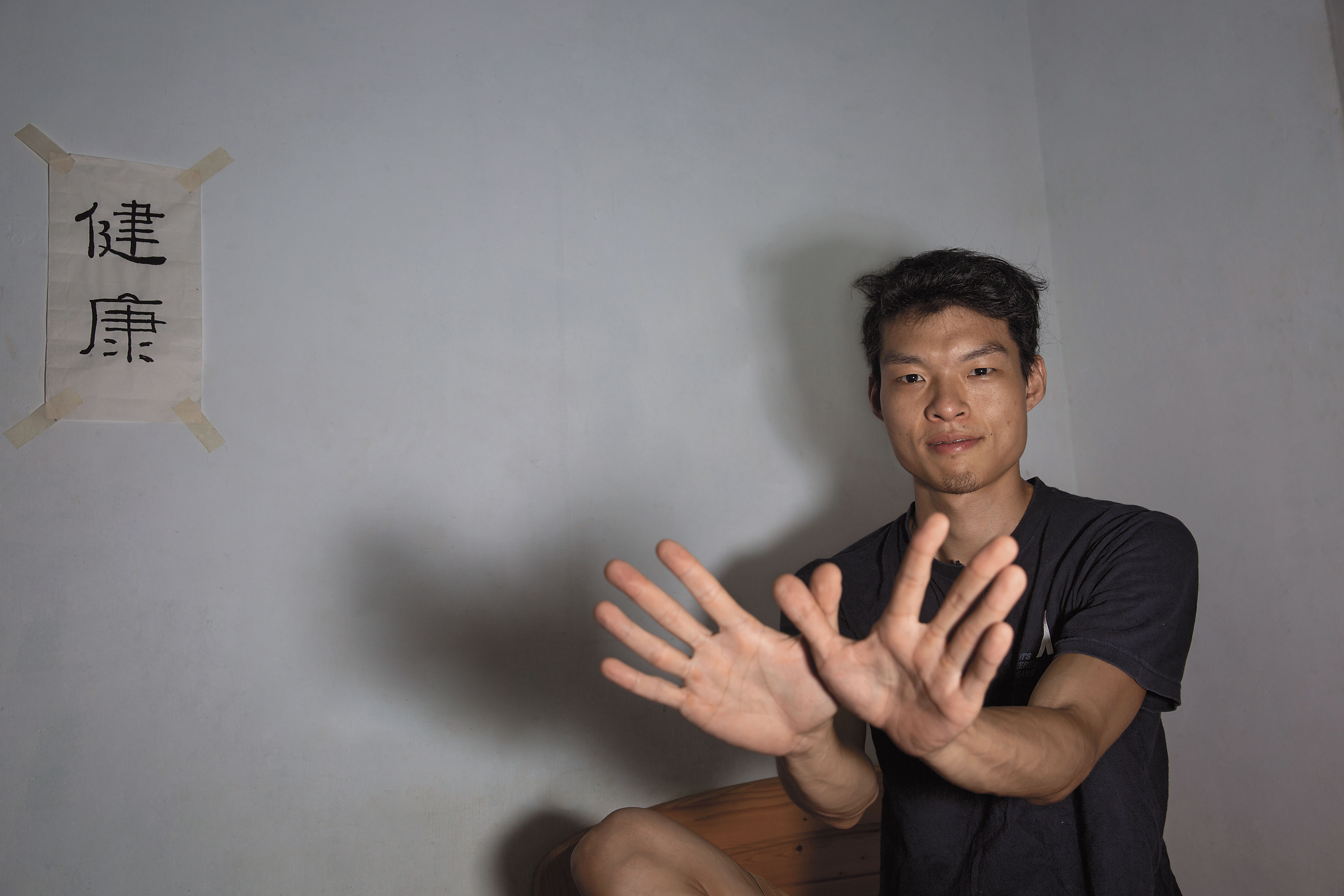 2013年成立的性義工團體「手天使」，其logo是由兩隻手交疊成飛鴿展翅的模樣，象徵將身障者的性慾鬆綁，迎向自由。